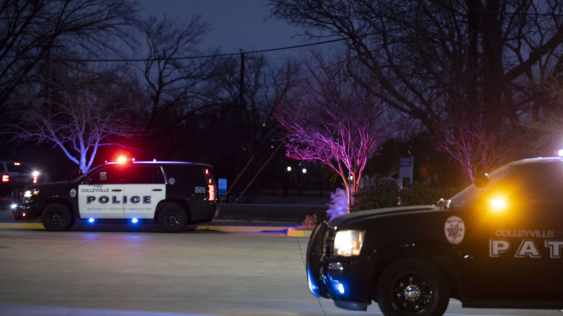 Fahrzeuge von der Polizei sind auf einer Straße in Colleyville in Texas  geparkt | AFP
