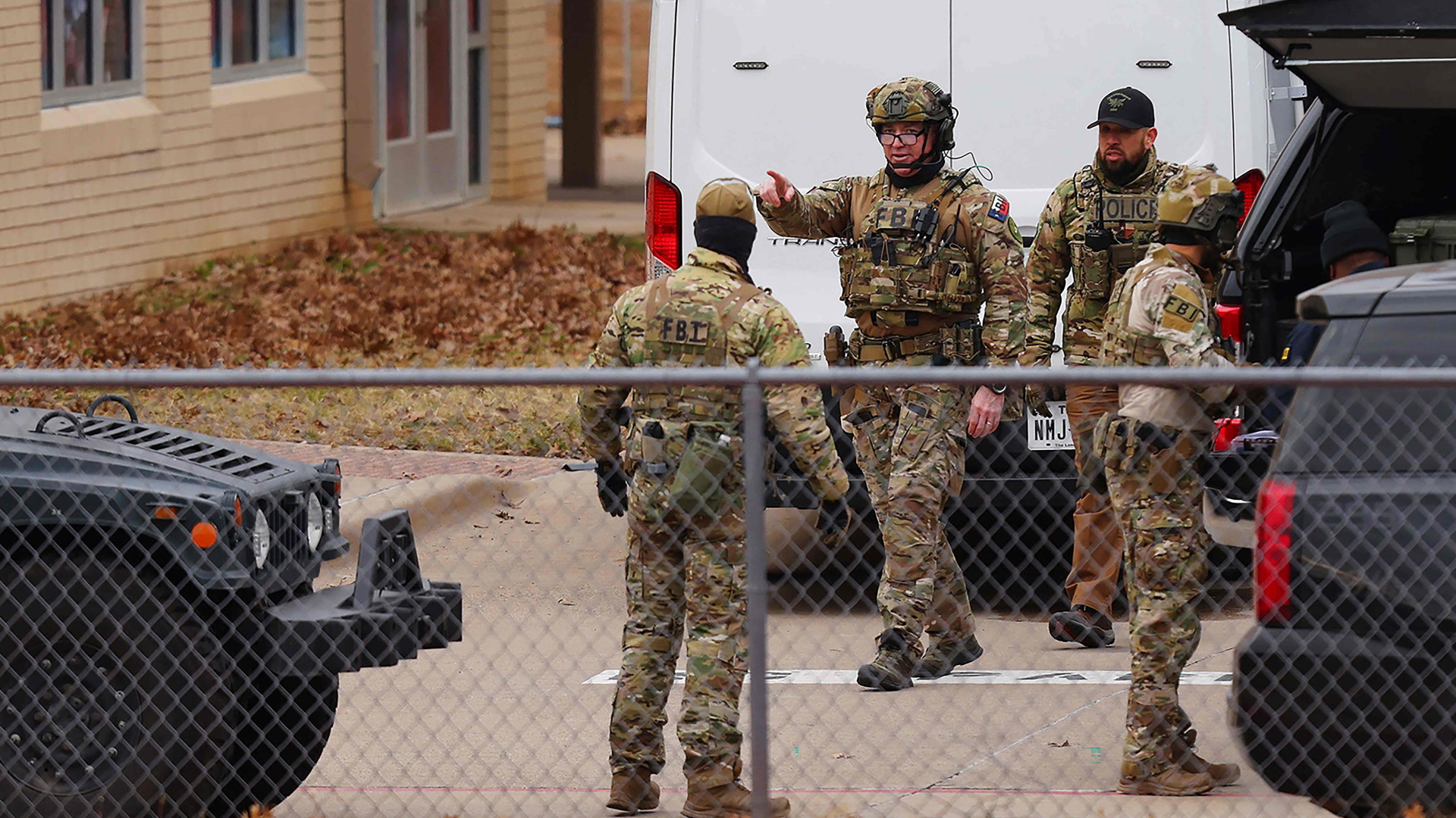 Ein SWAT-Team positioniert sich in der Nähe der Congregation Beth Israel Synagoge in Colleyville , Texas. | AFP
