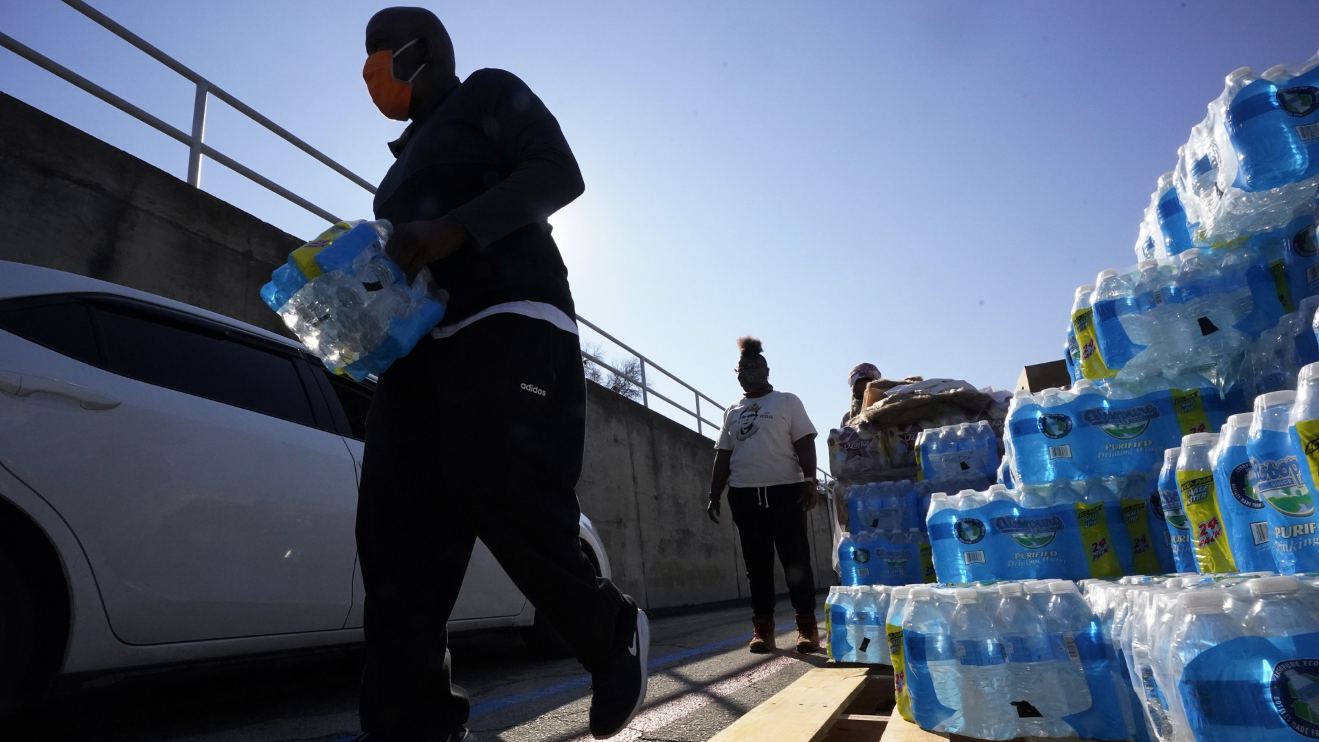 Helfer verteilen Trinkwasser an Bedürftige in der texanischen Stadt San Antonio. | AP