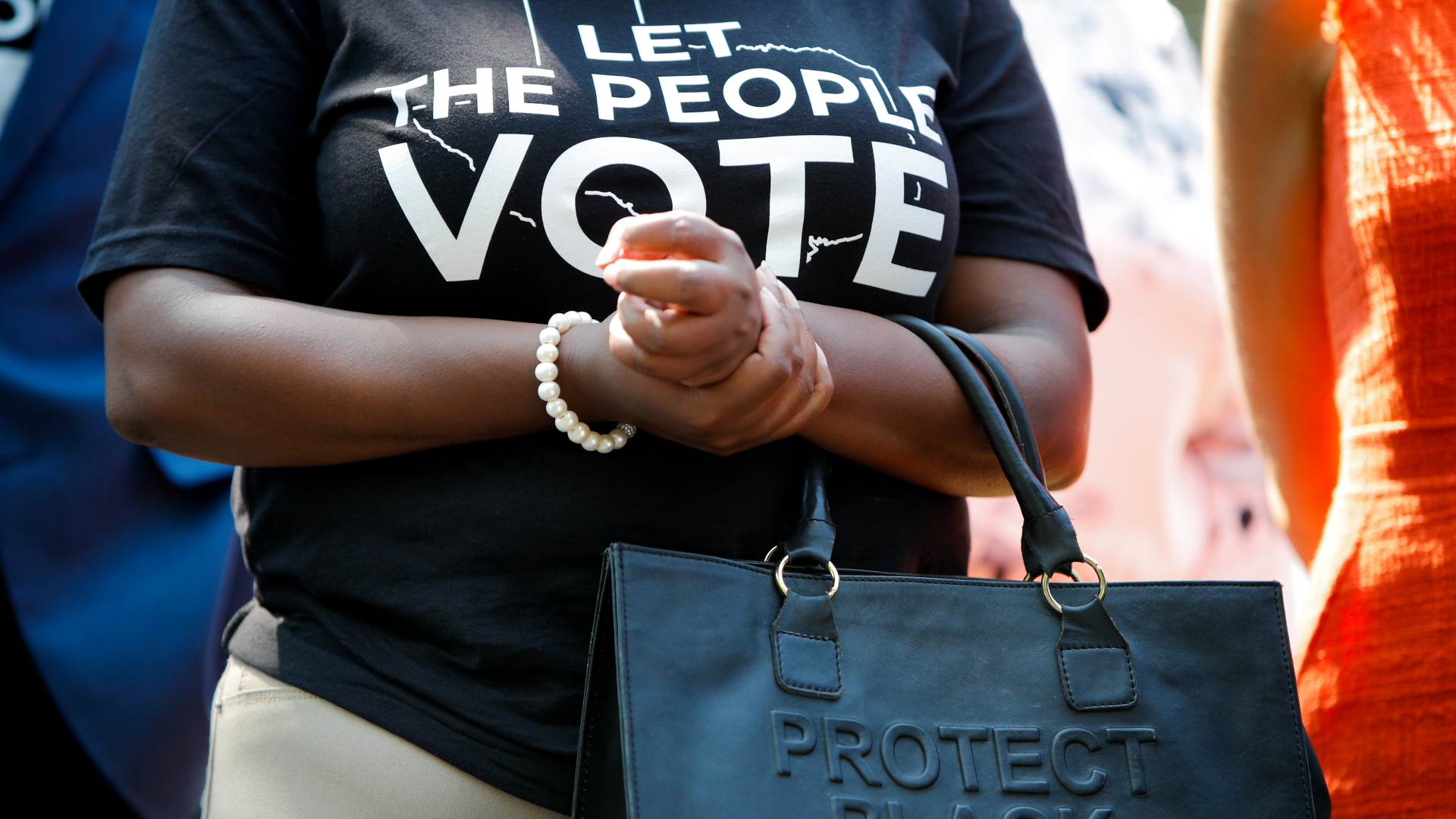 "Lasst die Menschen wählen" steht auf dem T-Shirt einer Frau. | REUTERS