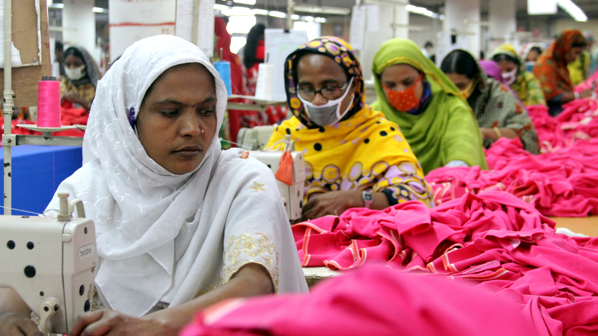 Arbeiterinnen in Bangladesh nähen Kleidung für europäische Textilunternehmen. | dpa