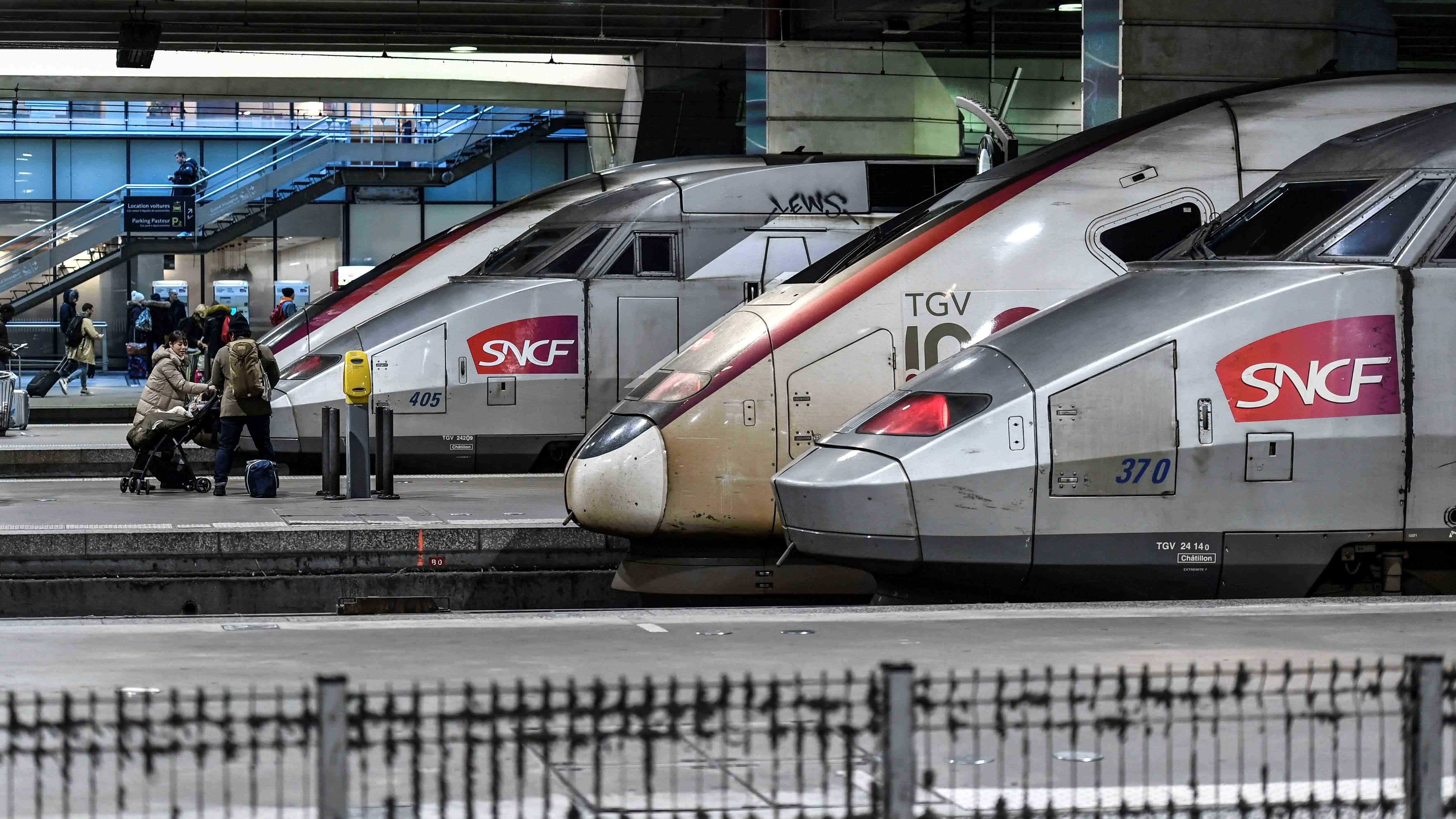 Die TGV Züge des Französischen Bahnunternehmens SNCF stehen an der Gare Montparnasse Station in Paris | AFP