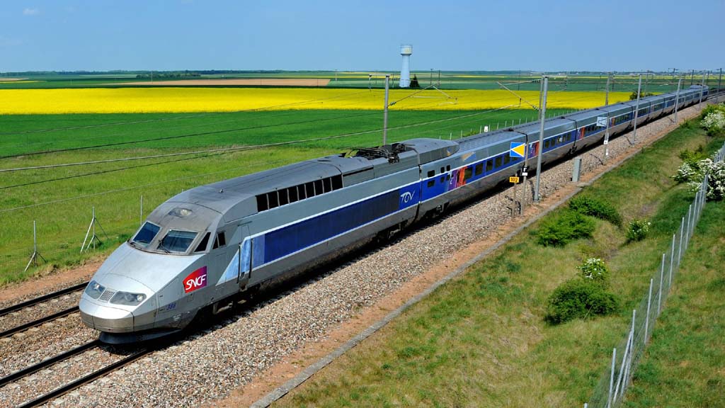 Ein TGV in Fahrt. | picture alliance / maxppp
