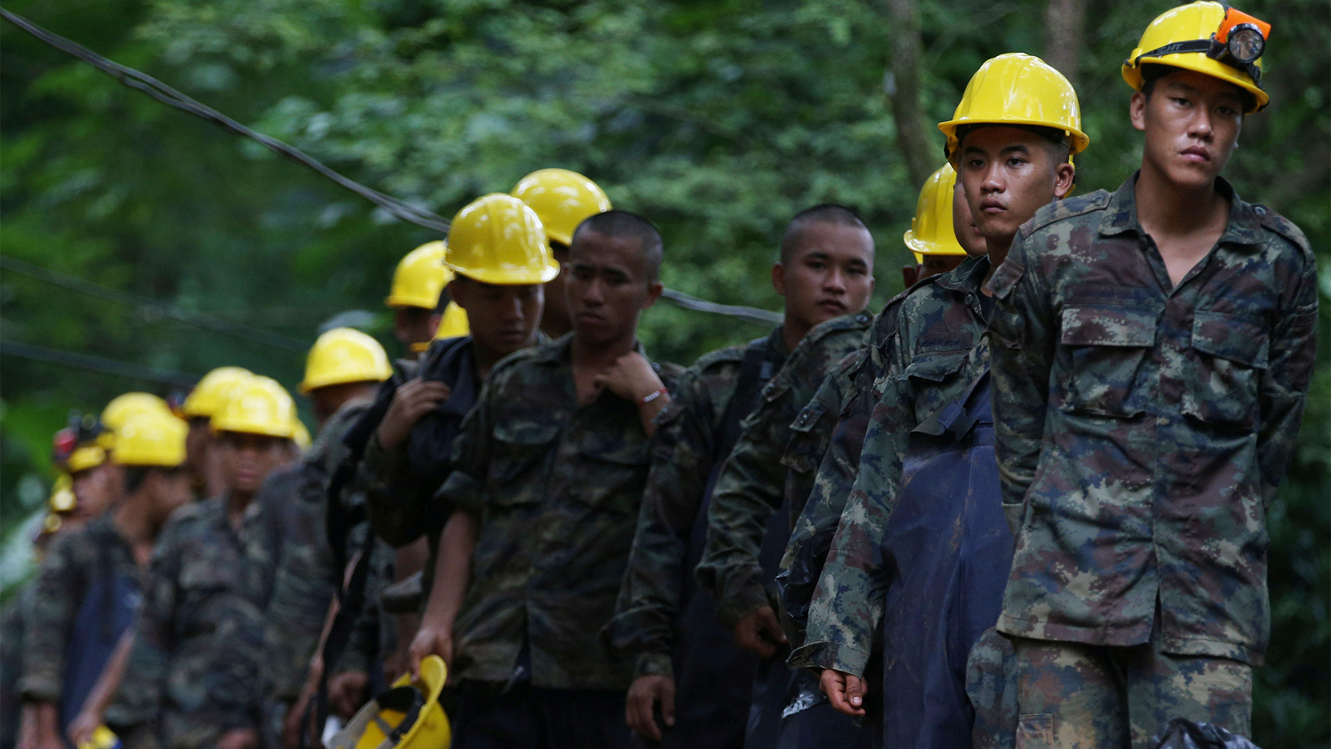 Thailändische Rettungskräfte in der Nähe der überschwemmten Höhle in der nördlichen Provinz Chiang Rai | REUTERS