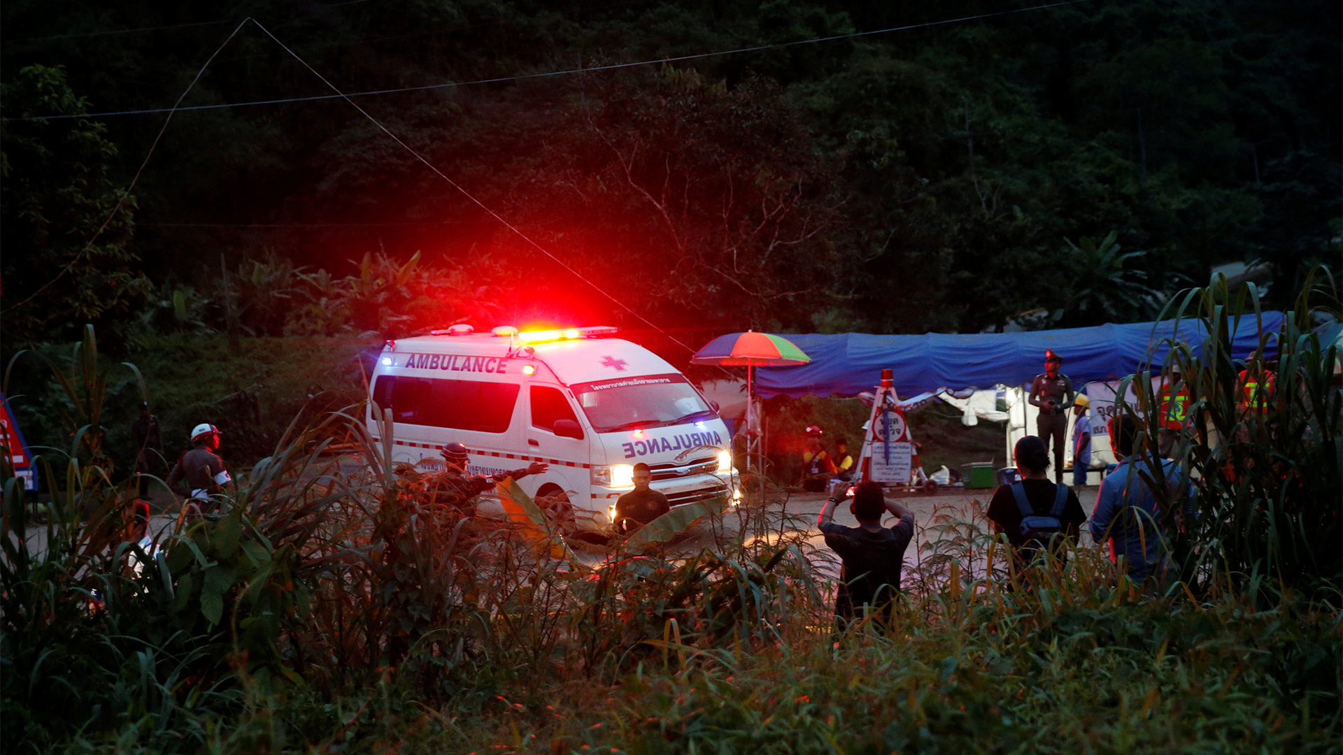 Die geretteten Jungen werden ins Krankenhaus transportiert. | REUTERS