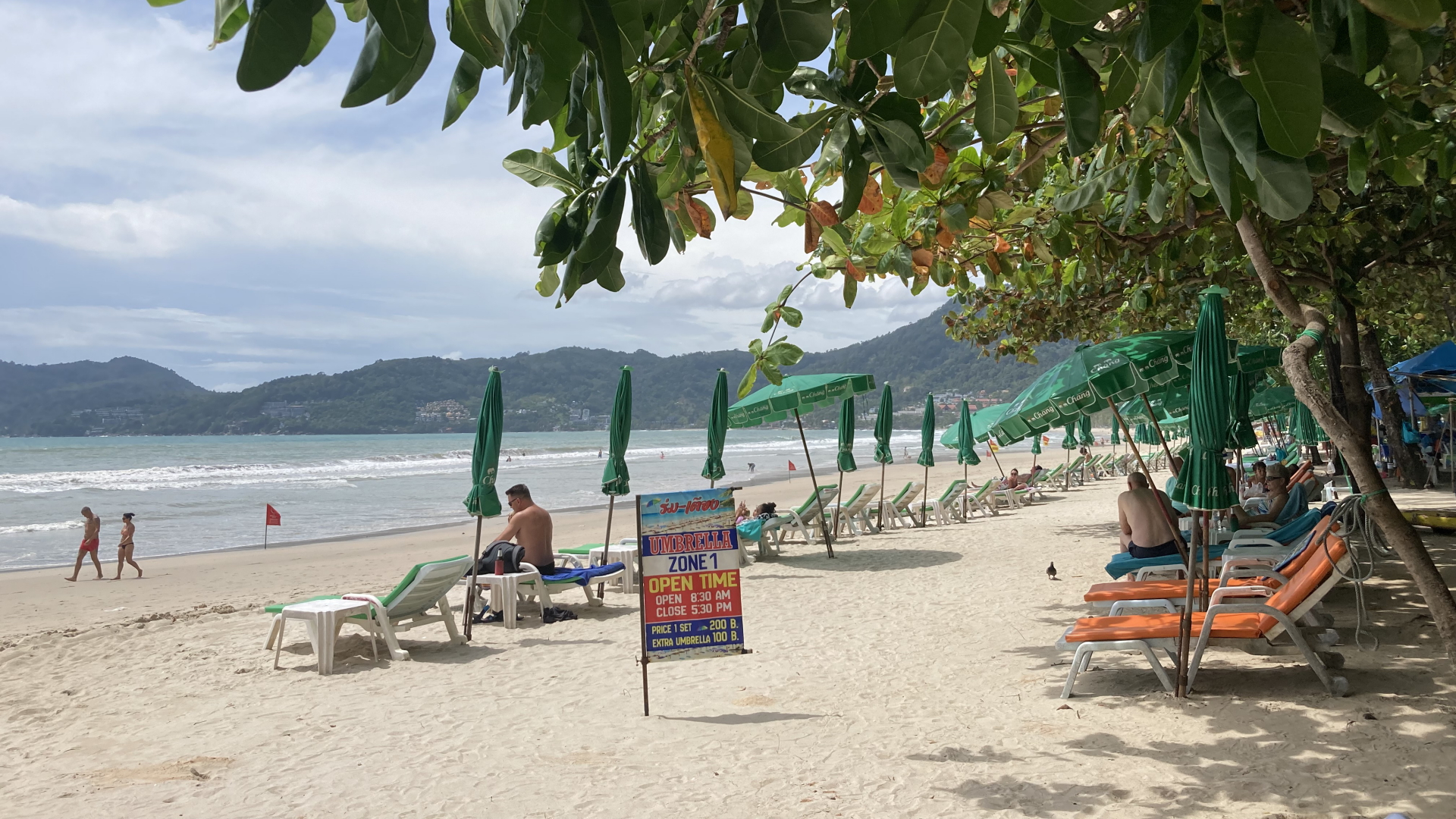 Touristen am Patong Beach in Phuket | dpa