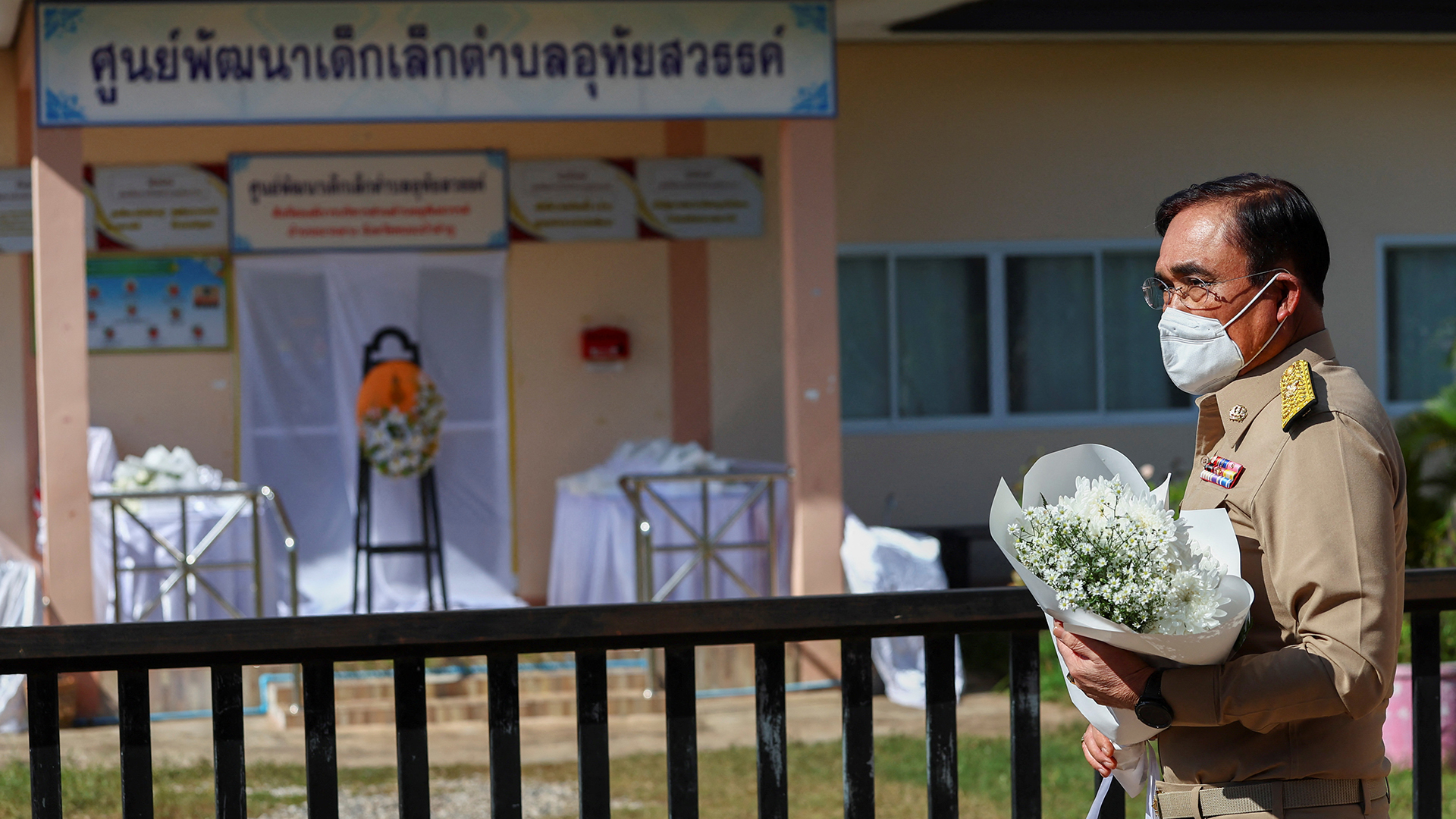 Prayut Chan-o-cha legt Blumen vor einer Schule in Thailand nieder. | REUTERS
