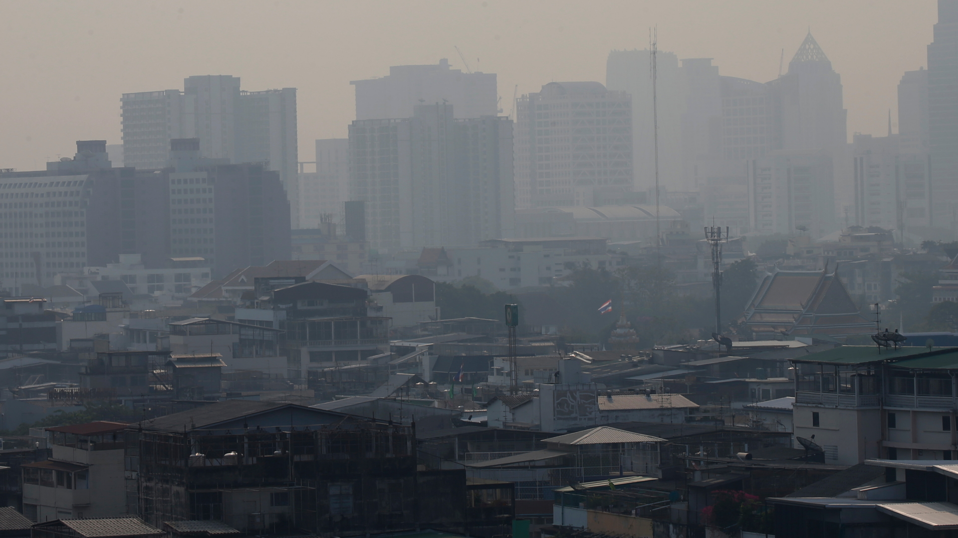 Bangkoks Stadtbild ist in eine graue Smogschicht eingehüllt. | NARONG SANGNAK/EPA-EFE/REX