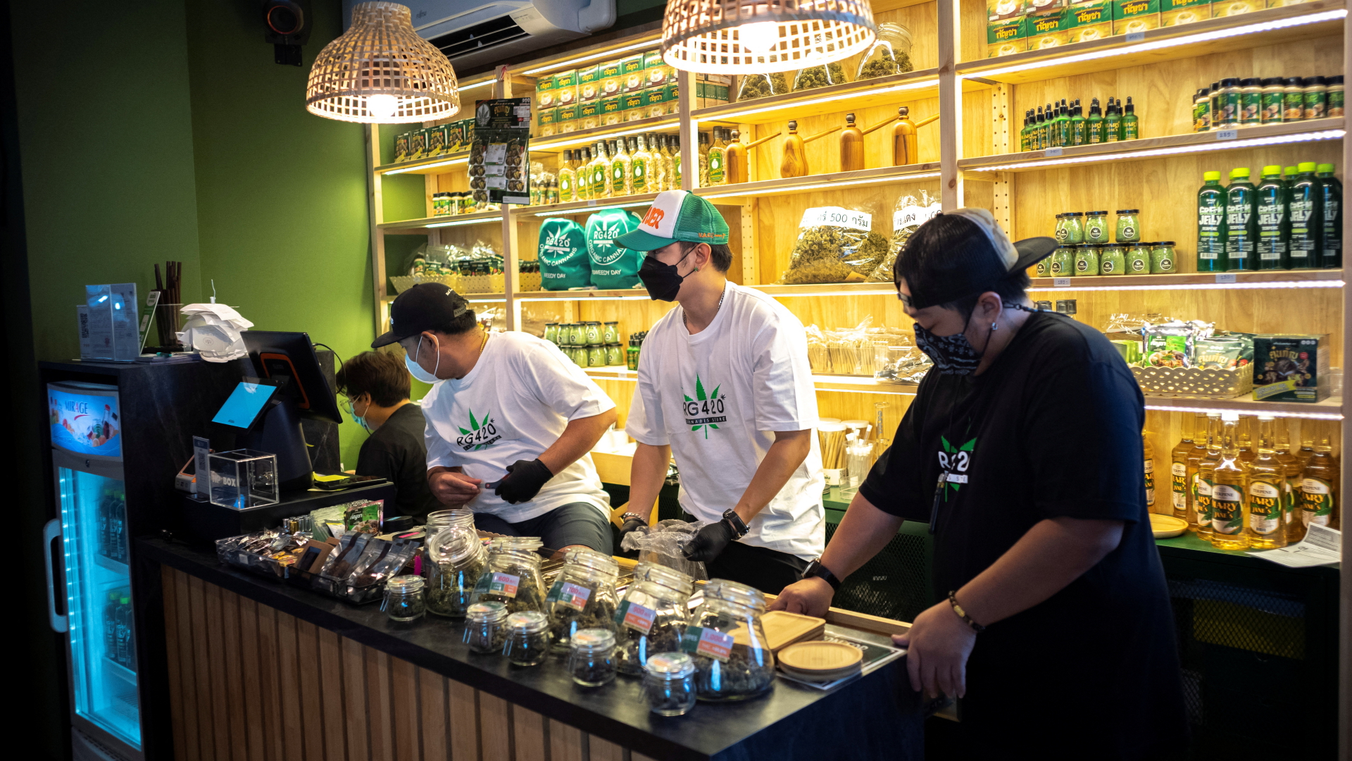 In einem Geschäft in Bangkok werden verschiedene Cannabisprodukte verkauft | REUTERS