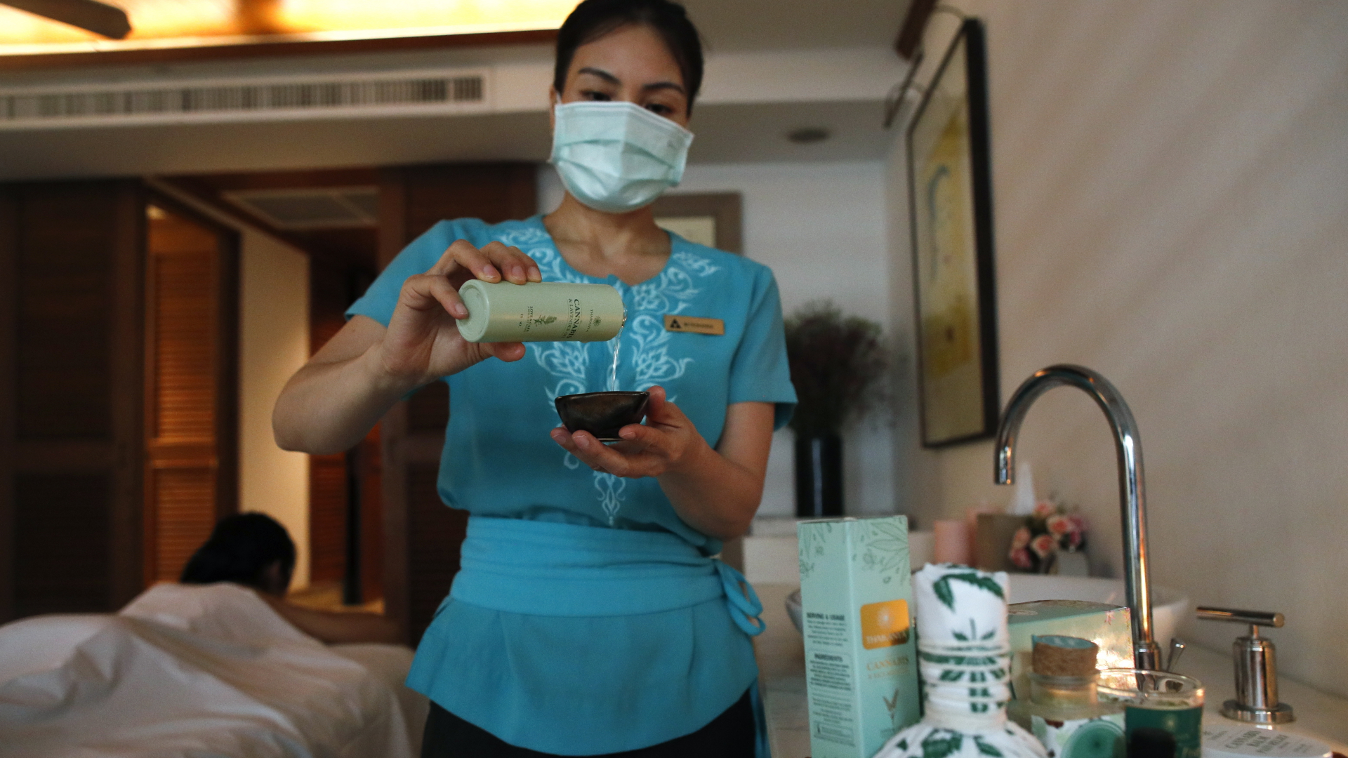 Eine Thai-Masseurin bereitet eine Behandlung mit Cannabisöl vor | EPA