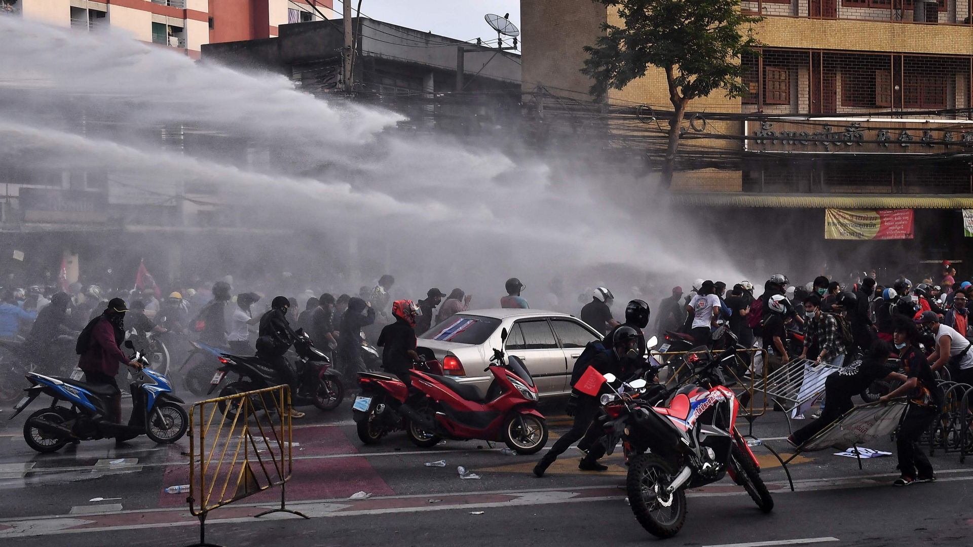 Polizei in Bangkok (Thailand) geht mit Wasserwerfern gegen Demonstranten vor. | AFP