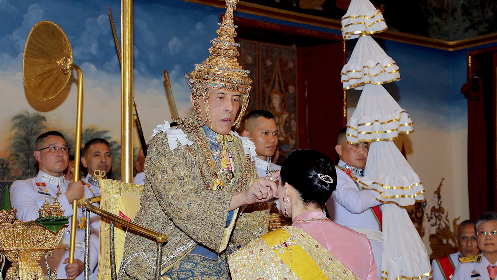 Thailands König Maha Vajiralongkorn auf dem Thron und Königin Suthida