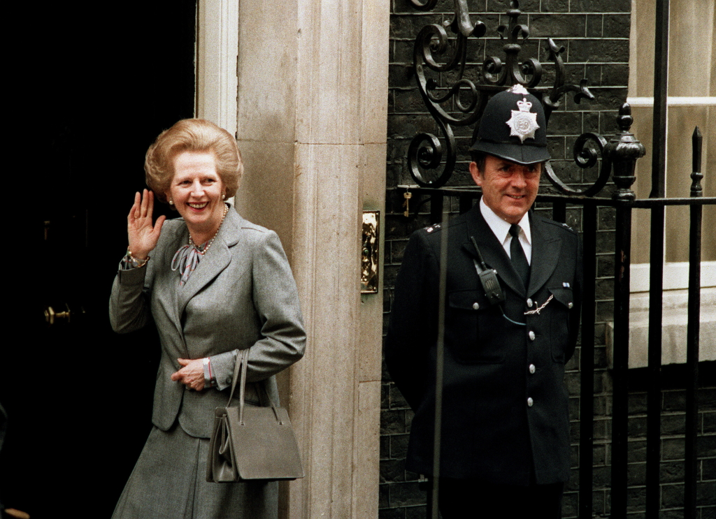 Margret Thatcher vor ihrem Amtssitz in 10 Downing St | AP