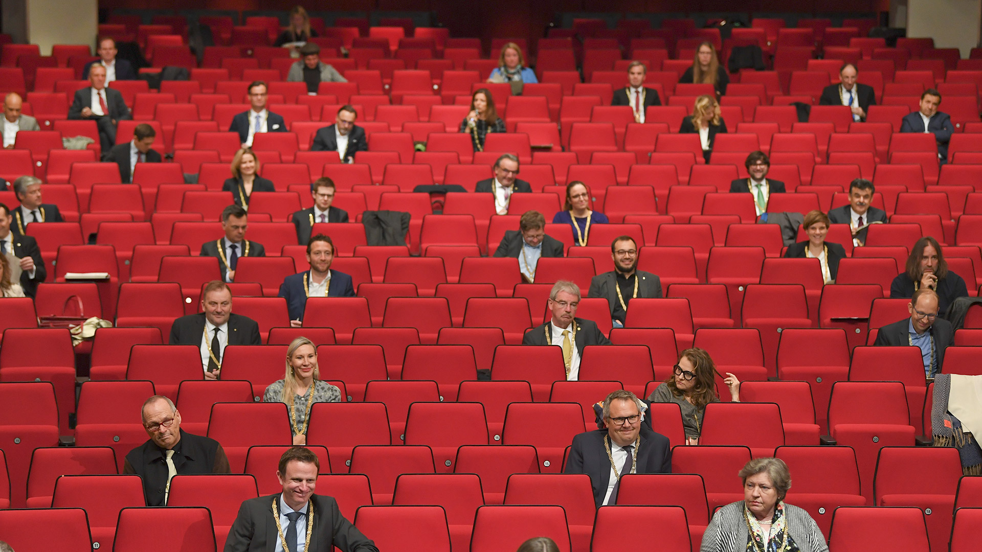 Vertreter des Stadtrats treffen im Deutschen Theater in München zusammen. | REUTERS