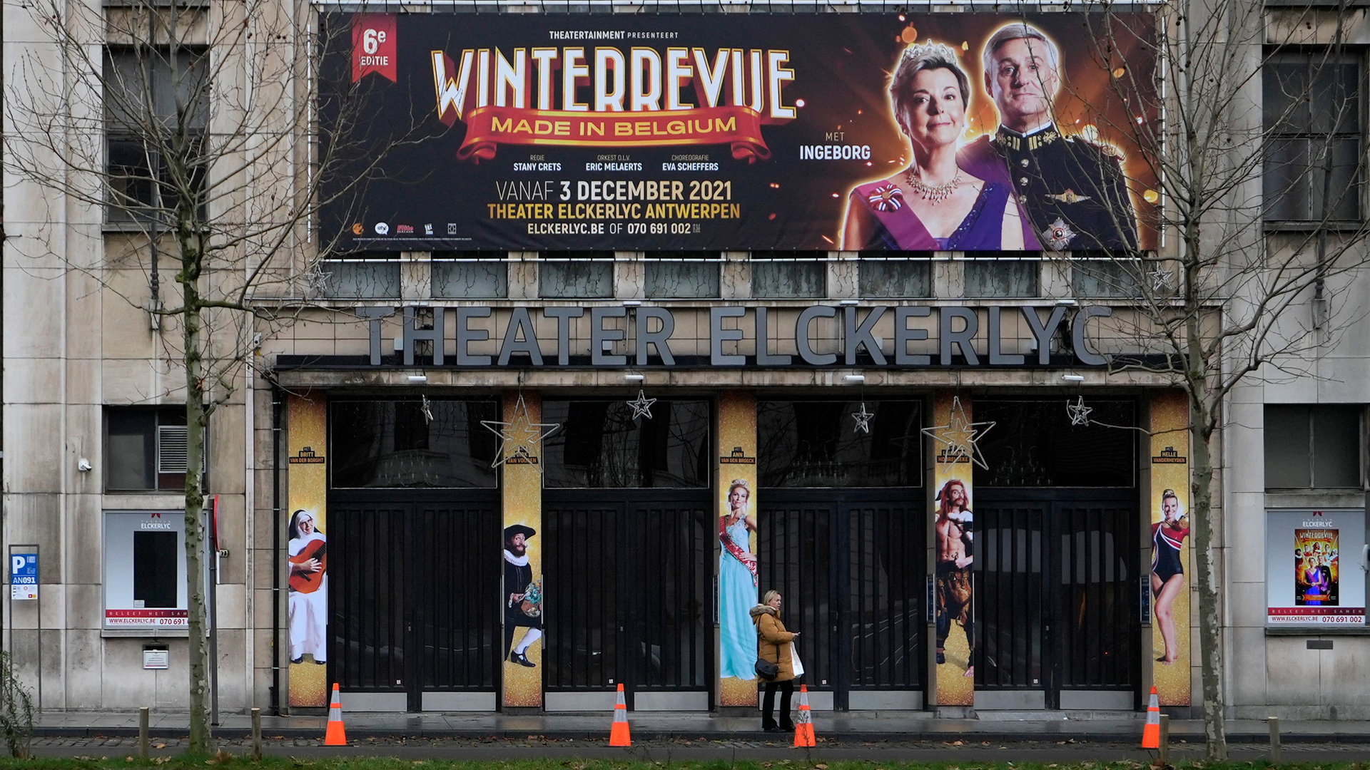 Eine Frau steht vor einem geschlossenen Theater in Antwerpen (Belgien). | AP
