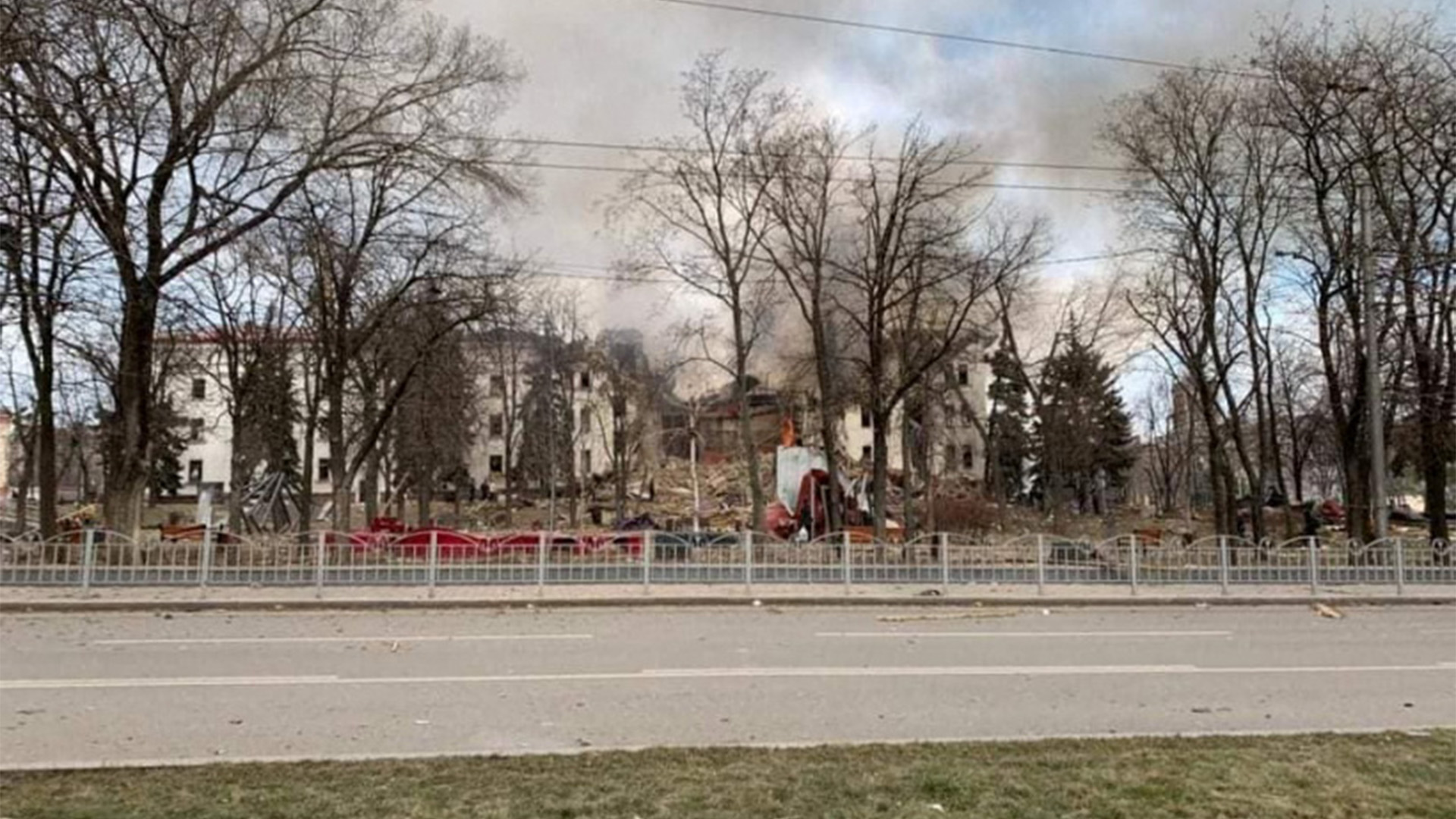Das zerstörte Theater in Mariupol. | via REUTERS
