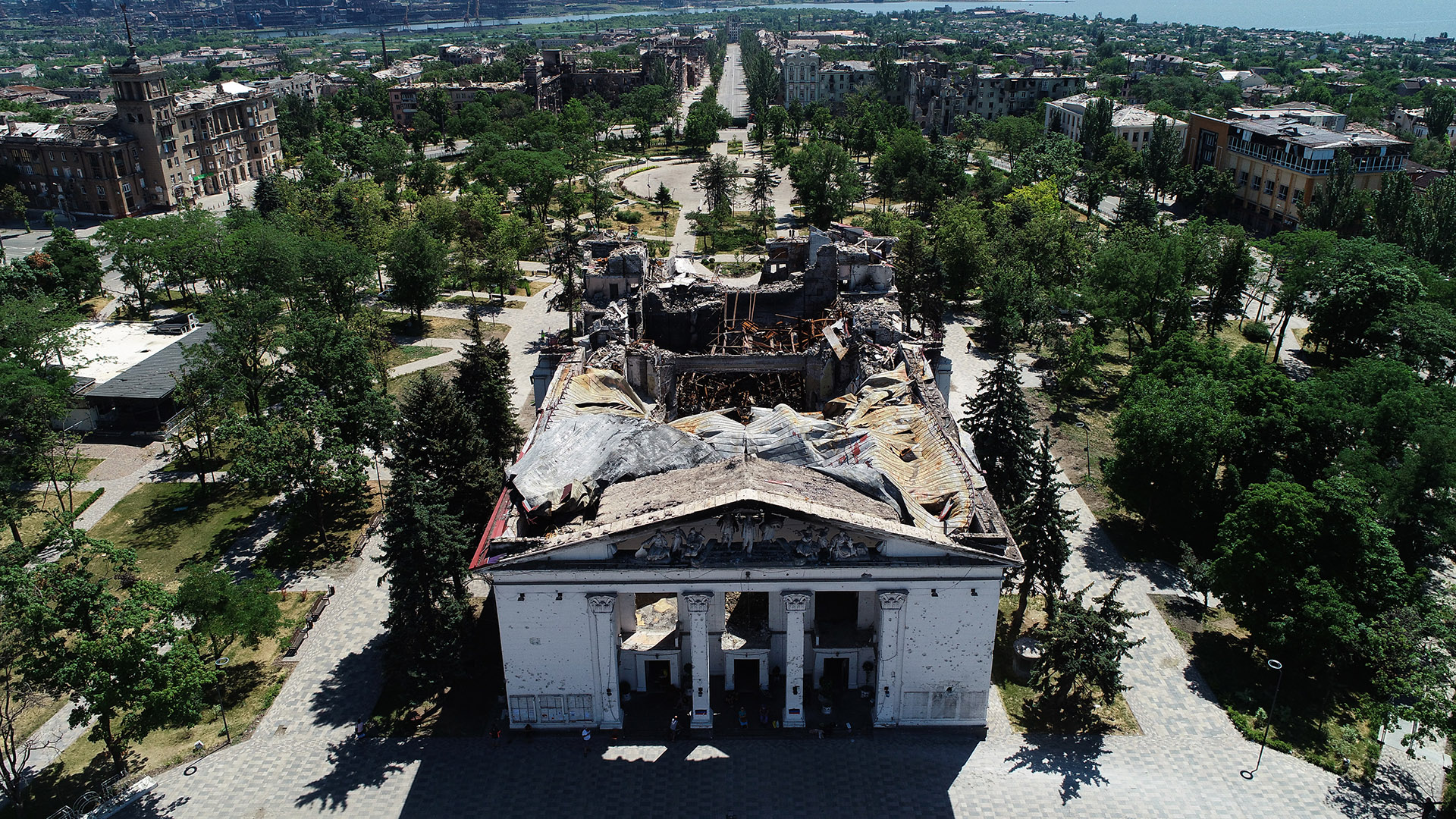 Luftaufnahme des zerstörten Theaters in Mariupol | picture alliance/dpa/TASS