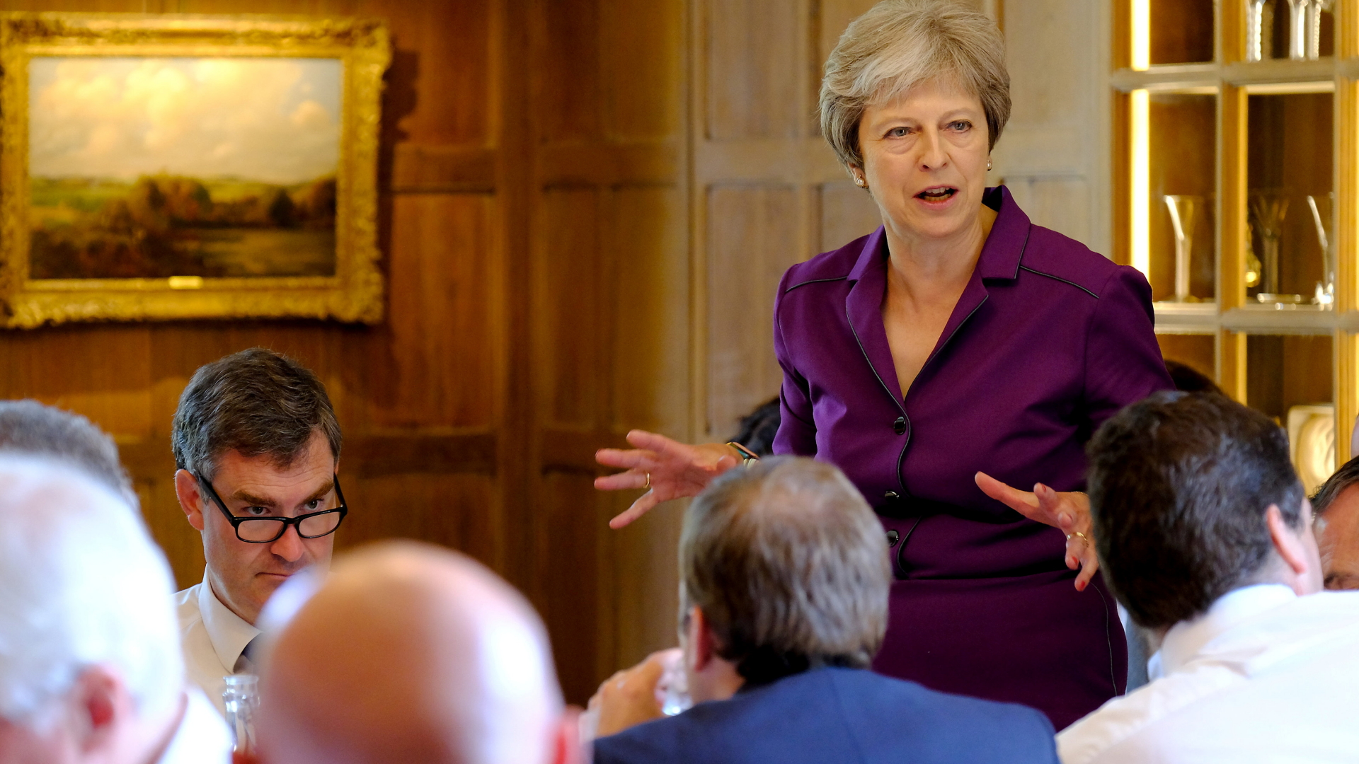 Die britische Premierministerin Theresa May redet bei der Kabinettssitzung auf dem Landsitz Chequers. | REUTERS