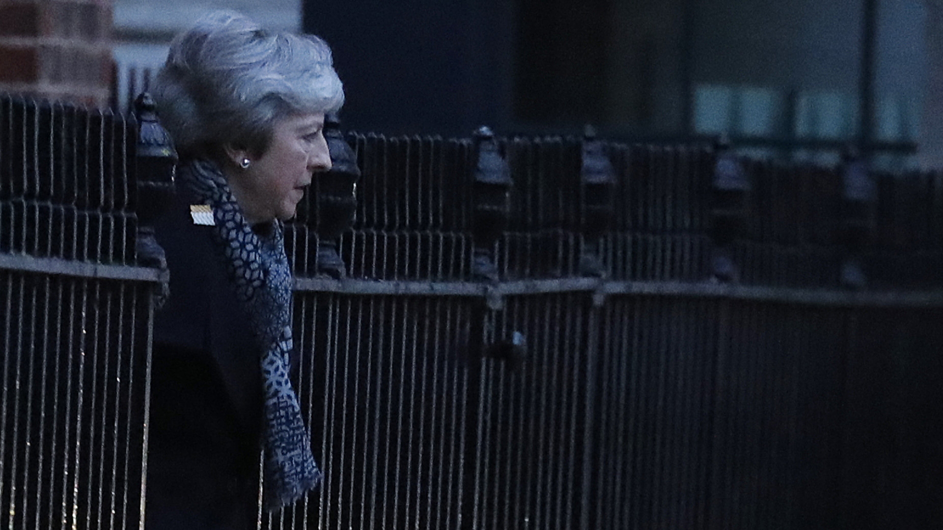 Theresa May verlässt am frühen Morgen Downing Street No. 10, um nach Brüssel zu reisen. | AP