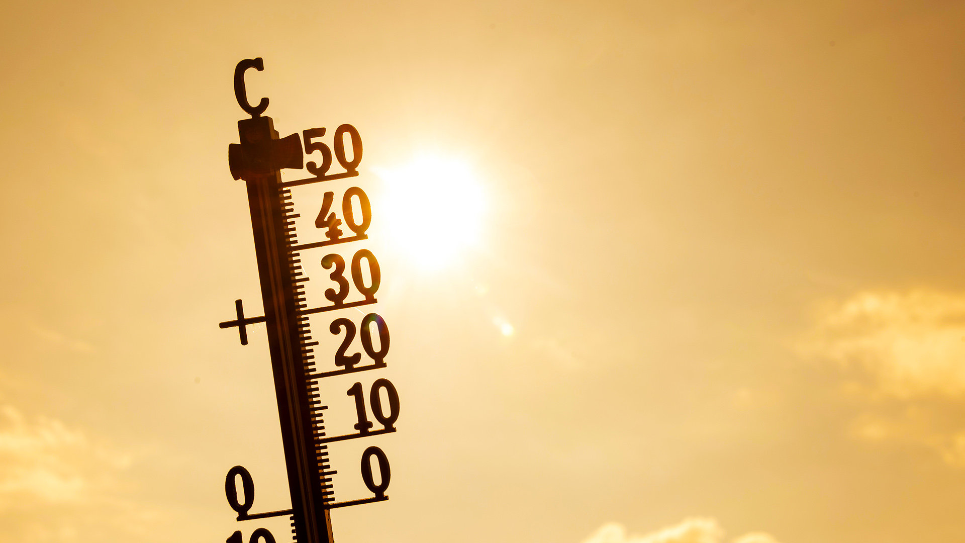 Ein analoges Thermometer vor der heißen Sommersonne