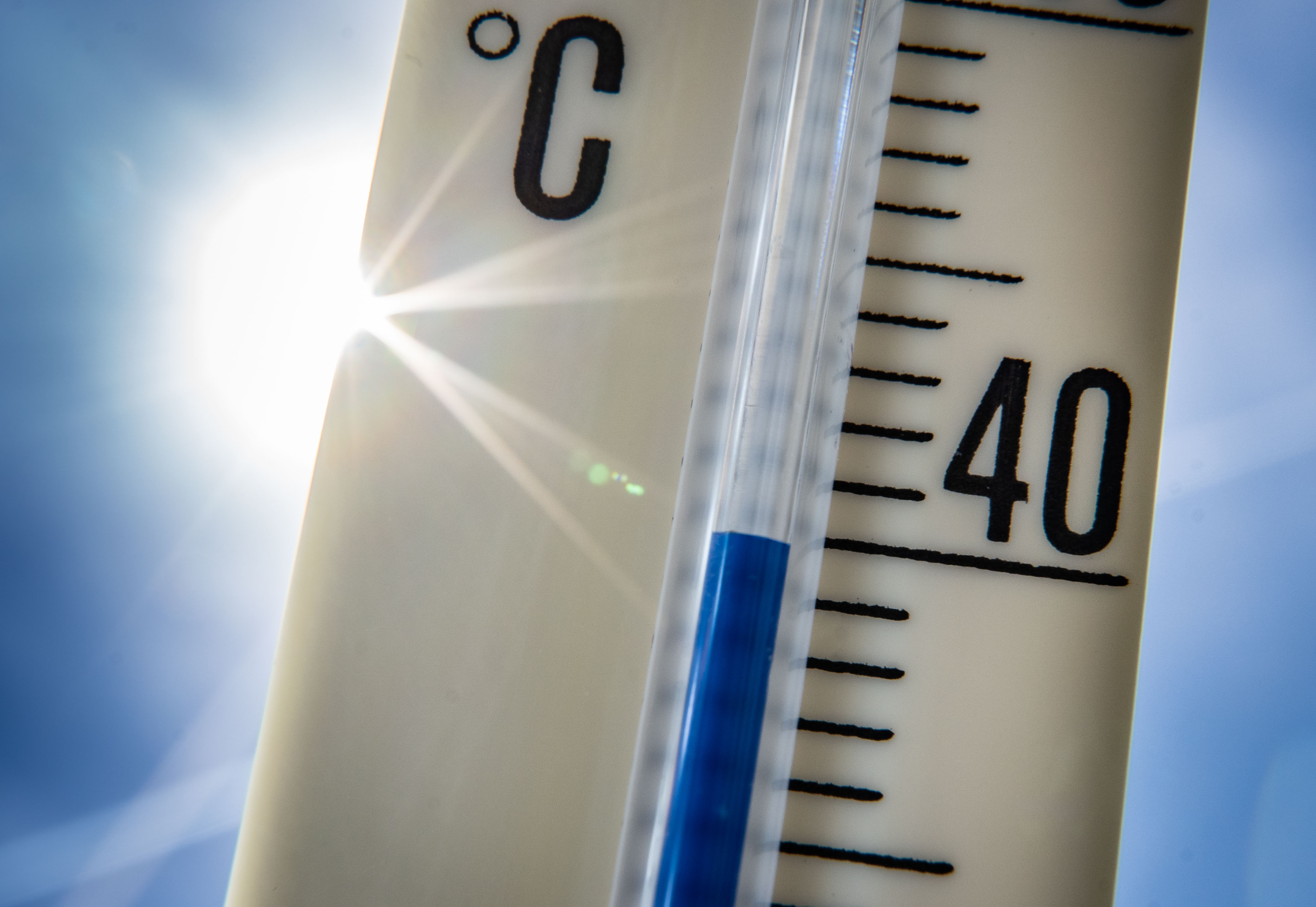 Ein Außenthermometer zeigt eine Temperatur von nahezu 40 Grad Celsius an. | dpa