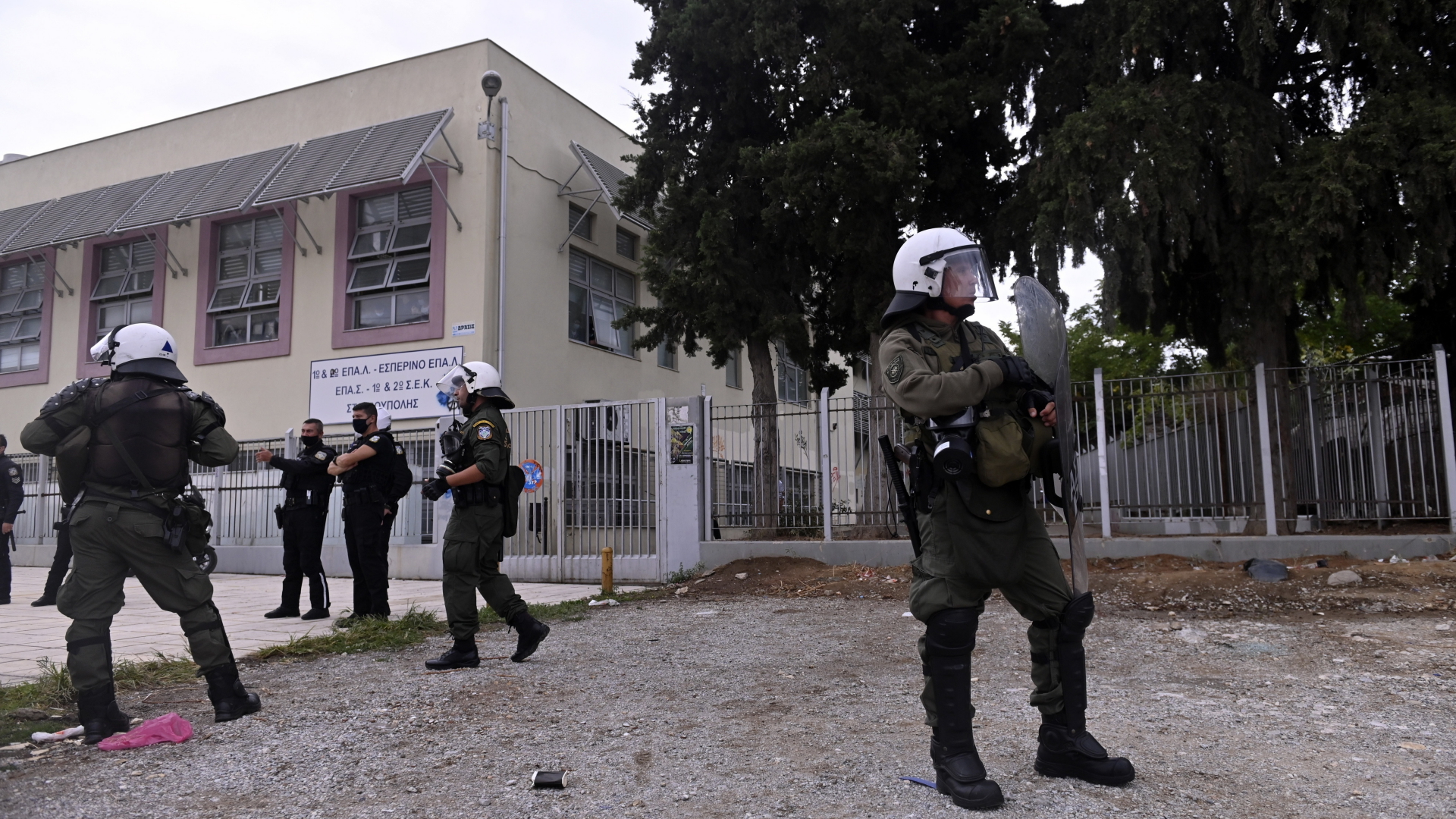 Einsatzkräfte der Polizei bewachen eine Schule in Thessaloniki. | dpa