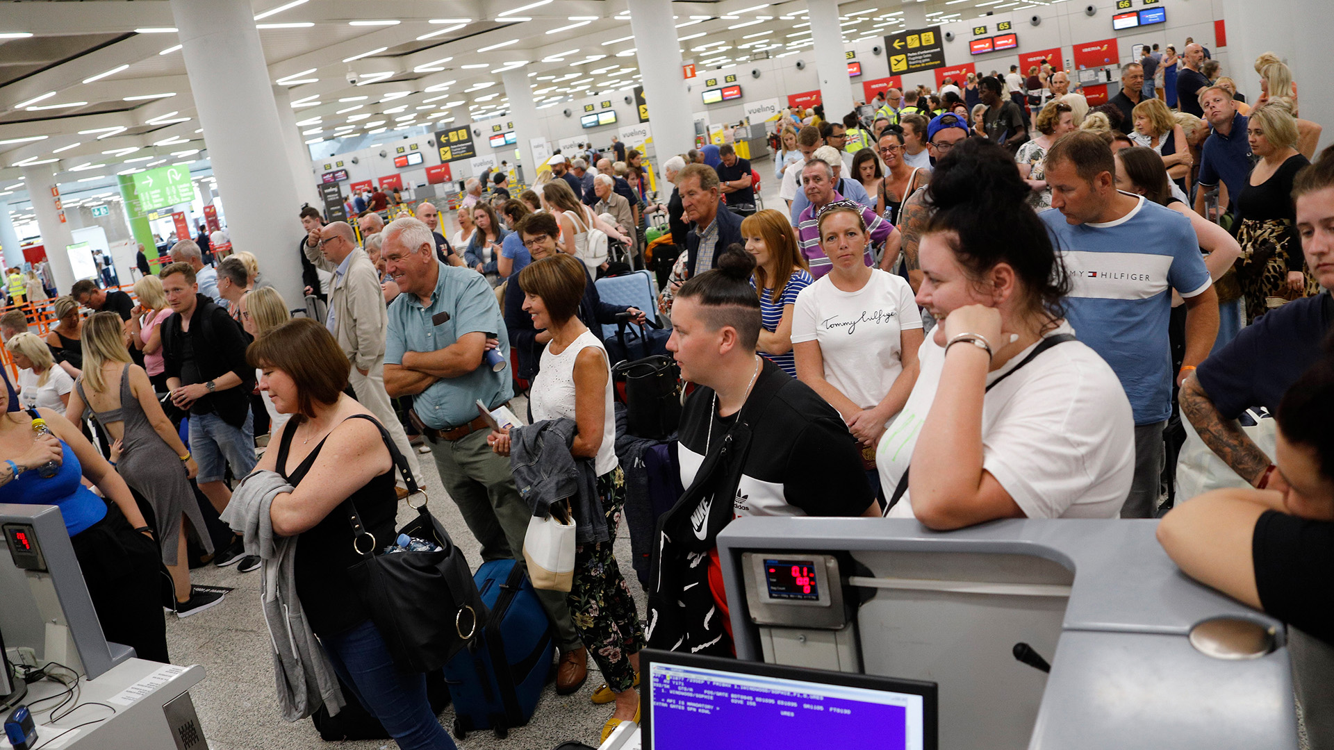 Passagiere stehen am Tag der Insolvenz des britischen Reisekonzerns Thomas Cook im Flughafen Palma de Mallorca | dpa