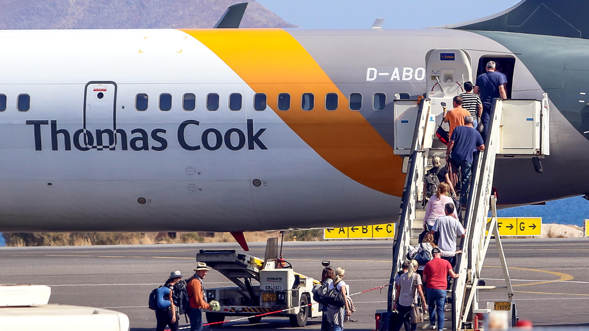 Passagiere besteigen am Flughafen von Kreta eine Maschine der Airline Thomas Cook (Archivbild). | dpa