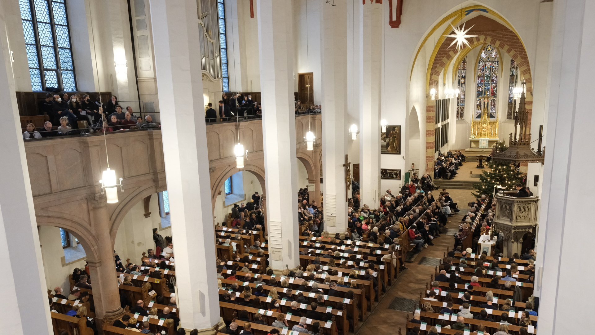 Gläubige sitzen während des Weihnachtsgottesdienstes in der Thomaskirche in Leipzig | dpa