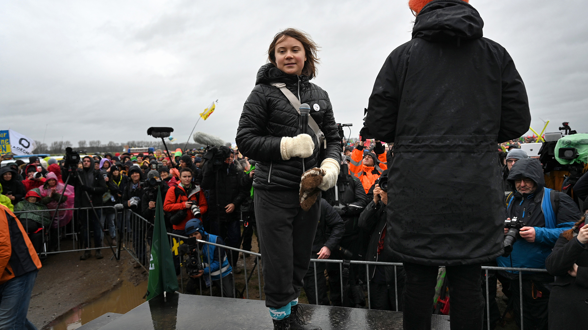 Greta Thunberg auf der Bühne vor den versammelten Demonstranten in Erkelenz. | dpa