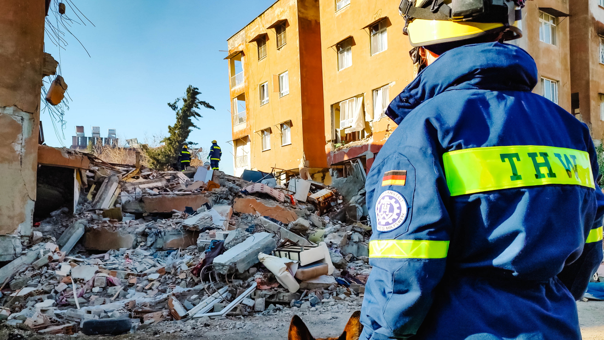 Ein Helfer des Technisches Hilfswerks (THW) steht im Erdbebengebiet der türkischen Provinz Hatay. (Aufnahme vom 9. Februar 2023) | dpa