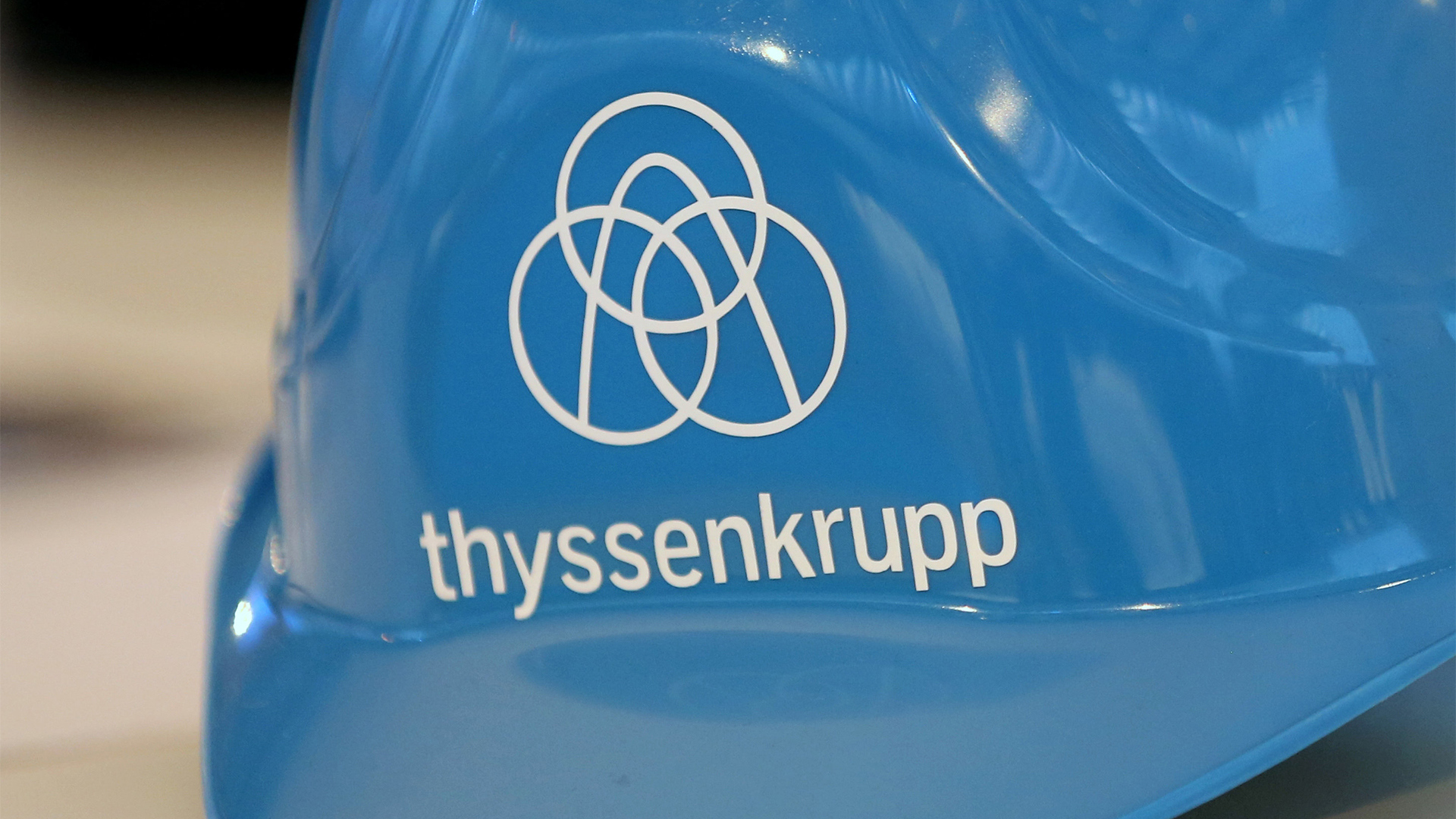 Helm mit Logo von Thyssenkrupp | dpa