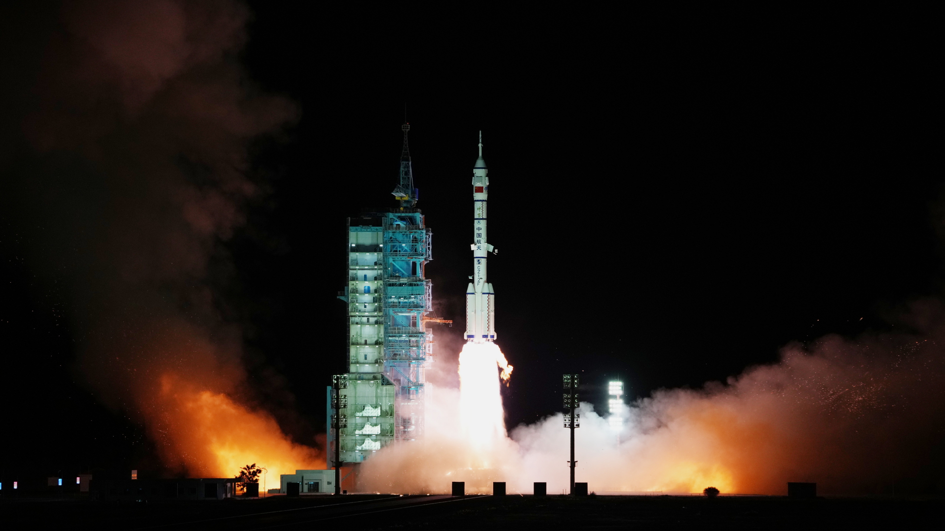 Das Raumschiff mit drei chinesischen Astronauten startet vom Jiuquan Satellite Launch Center.  | dpa
