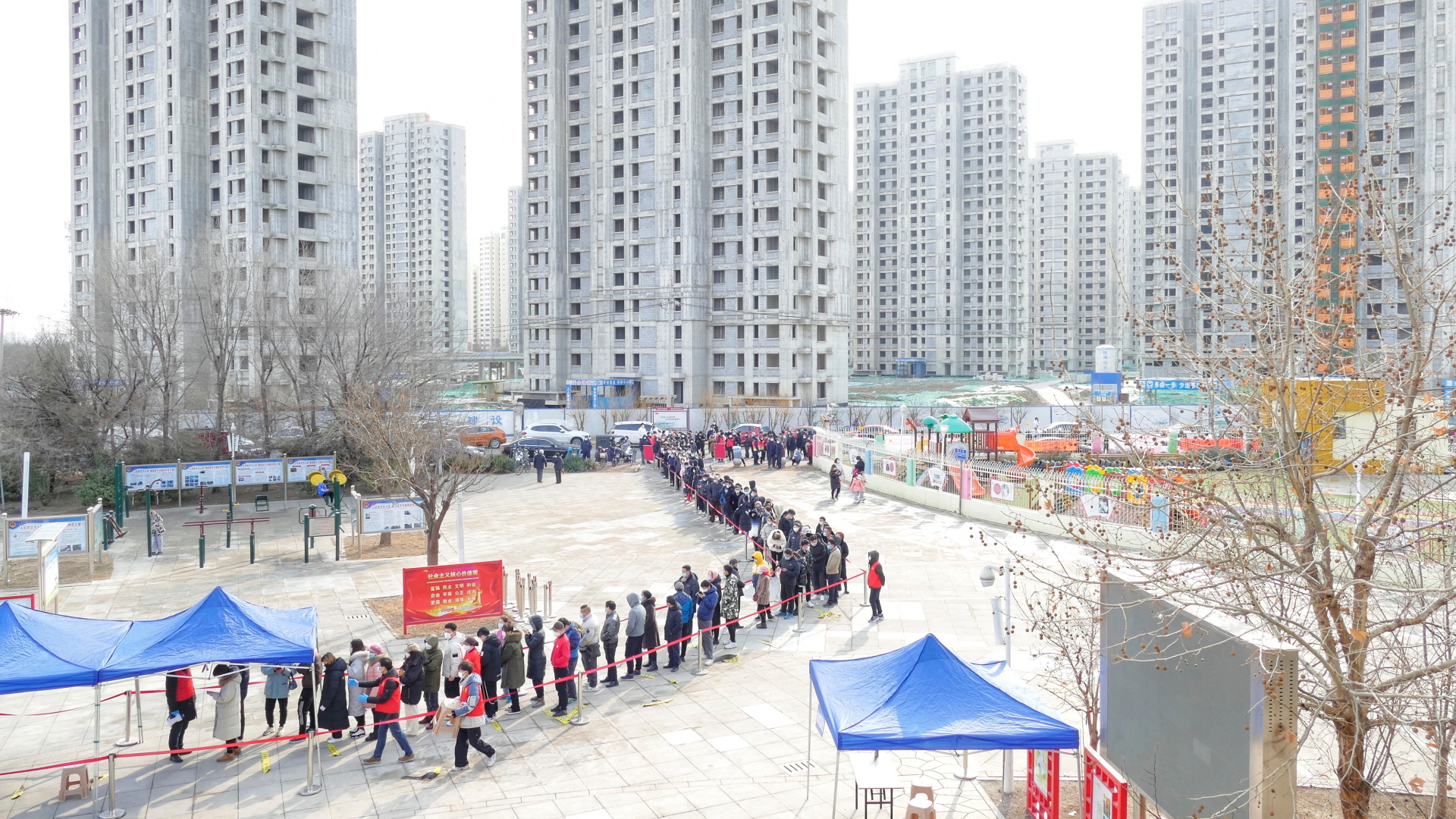 Menschen in Tianjin stehen in einer langen Schlange, um sich auf Corona testen zu lassen | via REUTERS