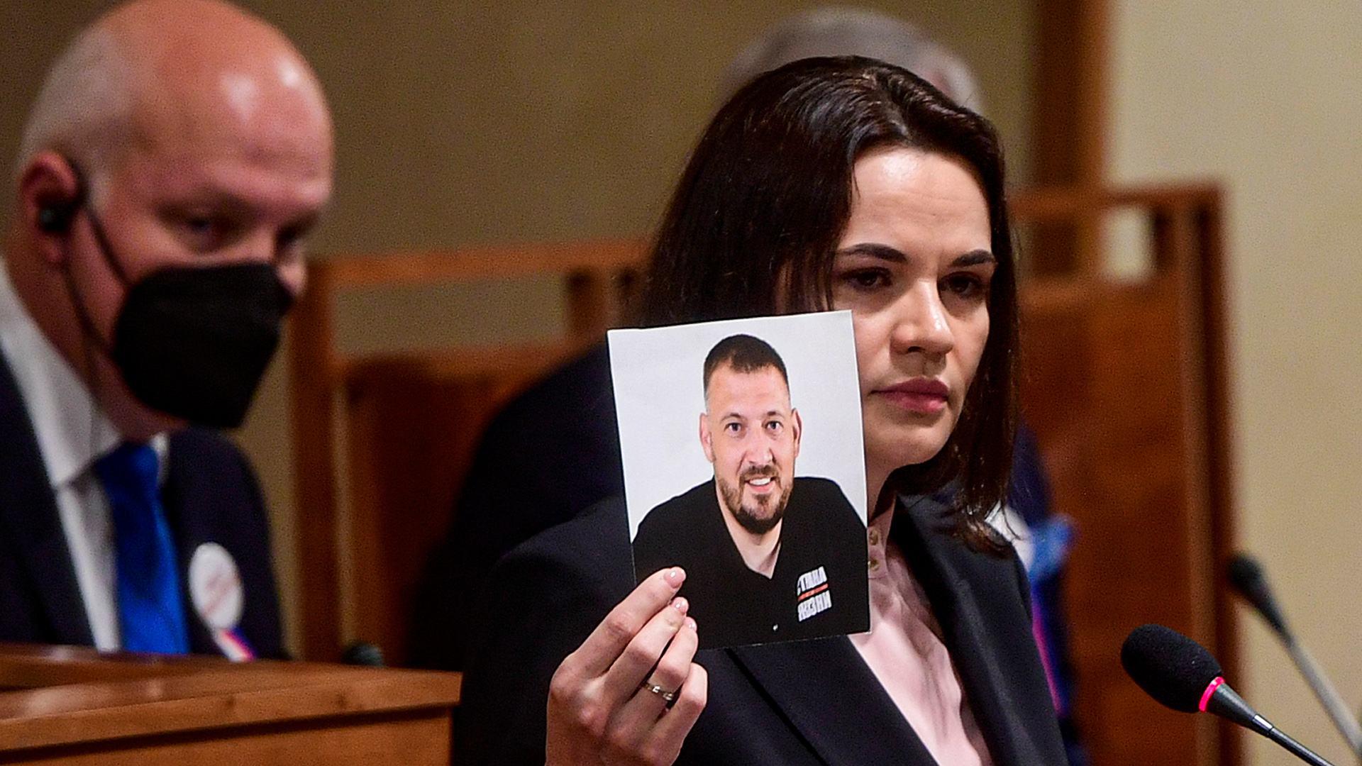Swetlana Tichanowskaja hält ein Foto ihres inhaftierten Ehemanns Sergej Tichanowski hoch. | picture alliance/dpa/CTK