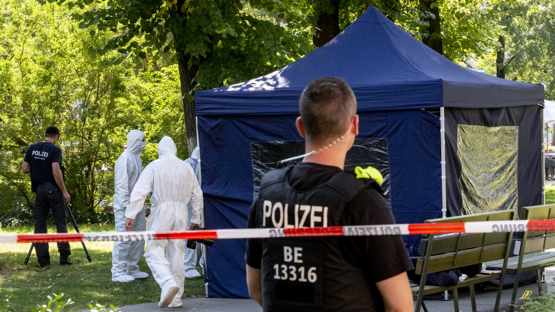 Die Polizei sichert Spuren an einem Tatort im Kleinen Tiergarten in Berlin (23.08.2019) | dpa