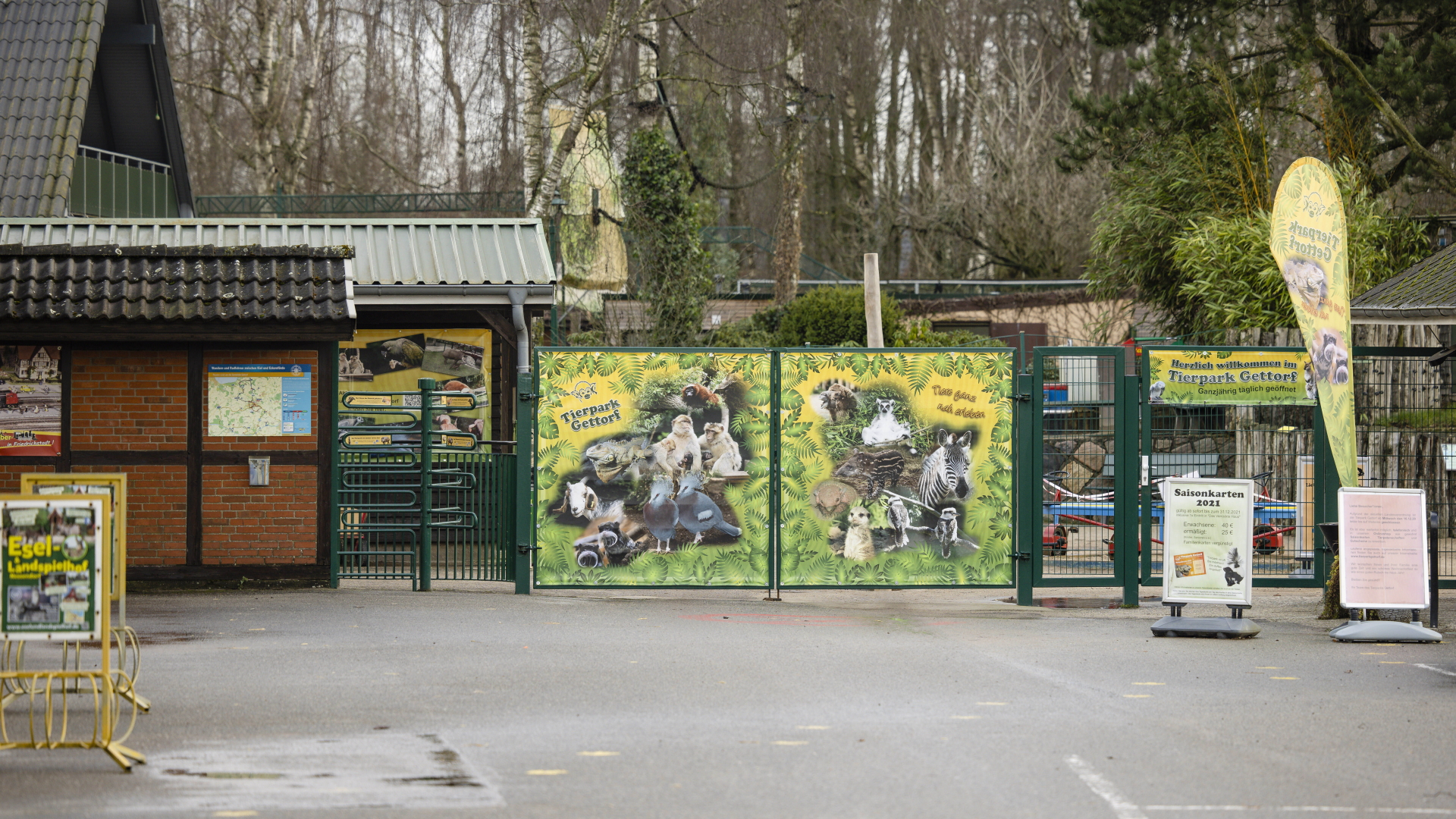 Schleswig-Holstein, Gettorf: Der Eingangsbereich im Tierpark Gettorf ist verschlossen. | dpa