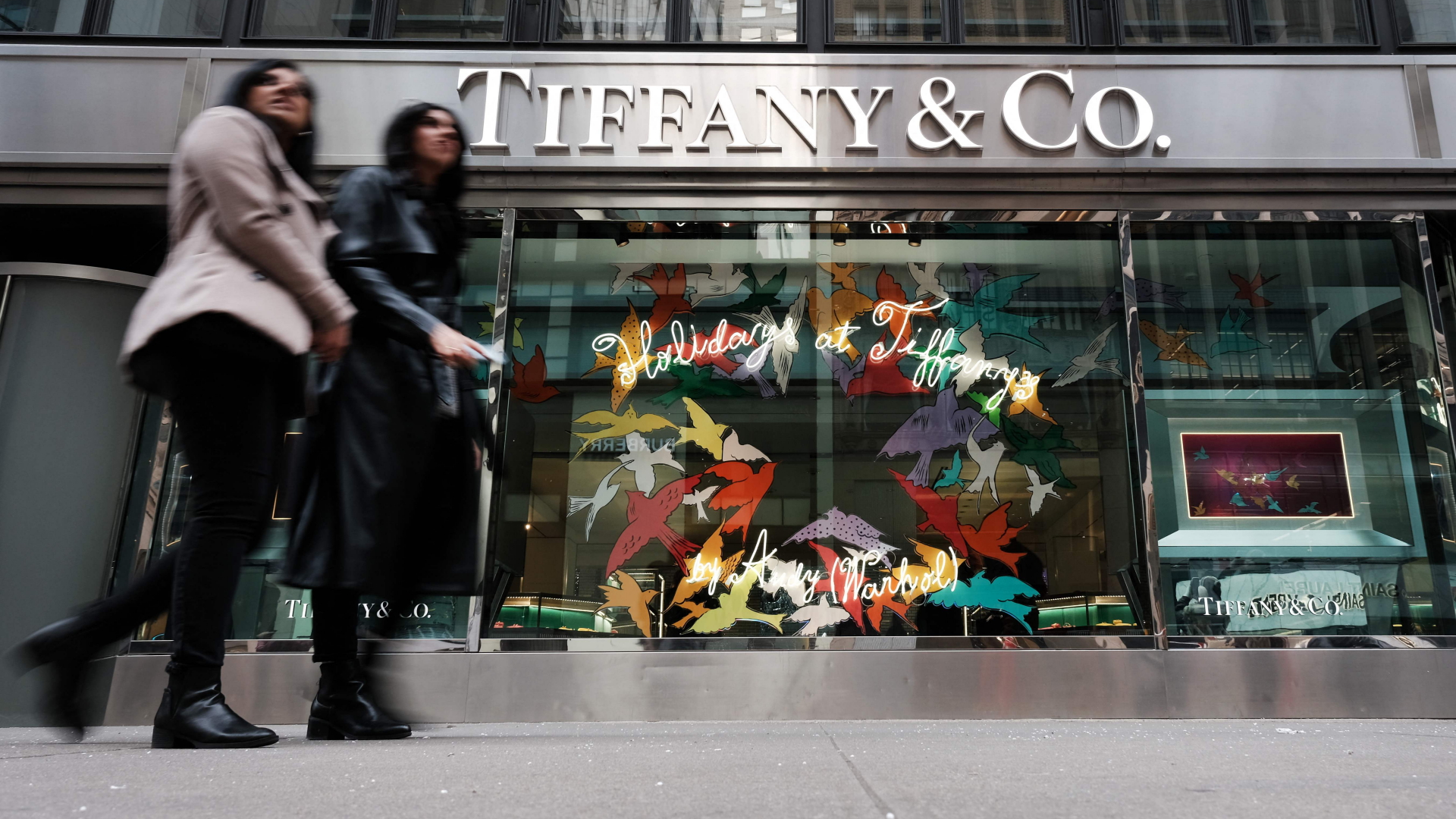 Die Leute gehen in New York City an Tiffany and Co in Manhattan vorbei | Getty Images via AFP