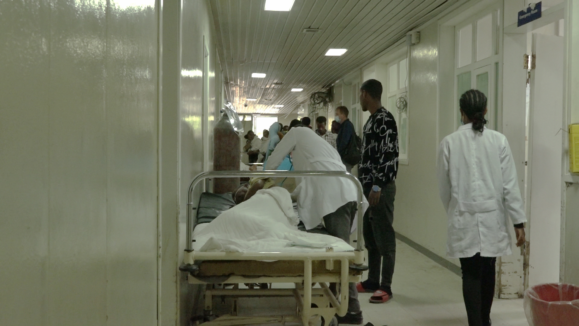 Ärzte und Angehörige in einem Krankenhausflur in Äthiopien | Norbert Hahn