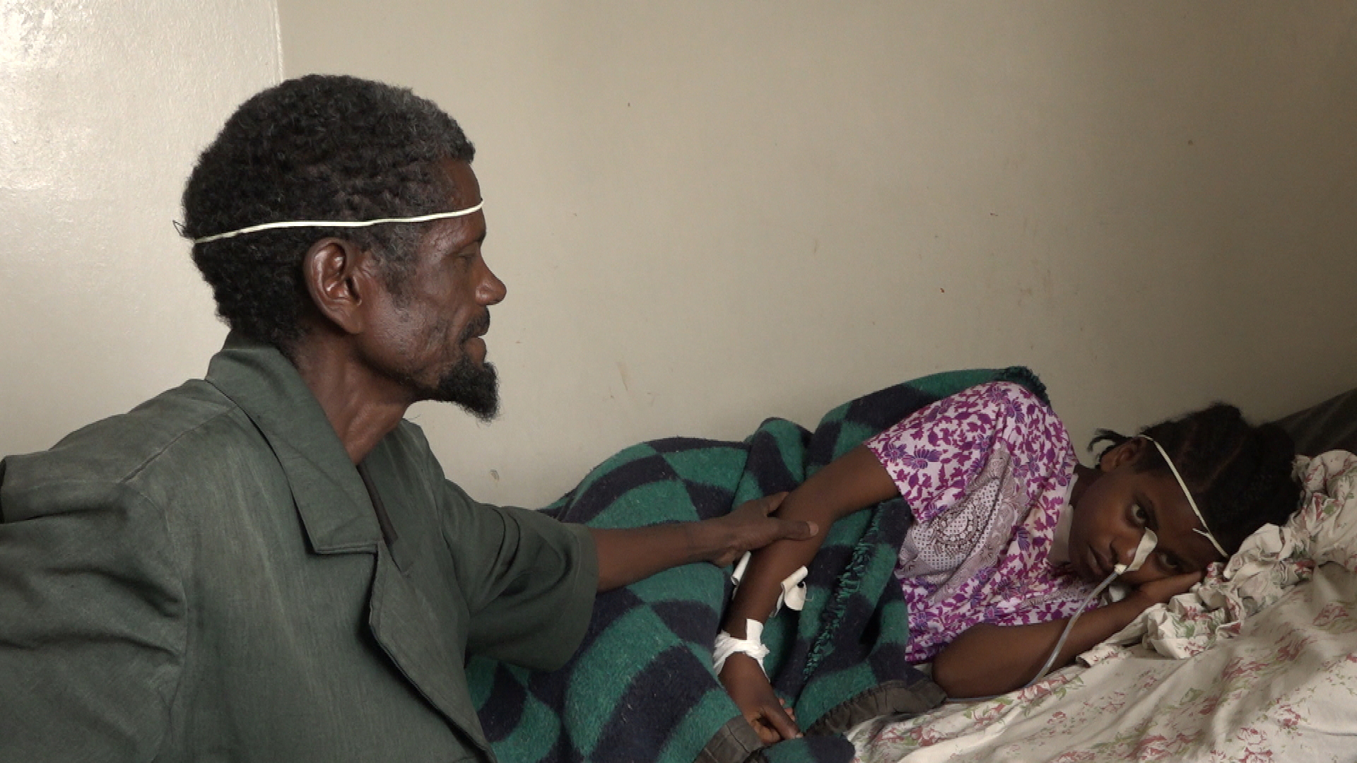 Ein Vater sitzt bei seiner verletzten Tochter am Krankenbett  | Norbert Hahn