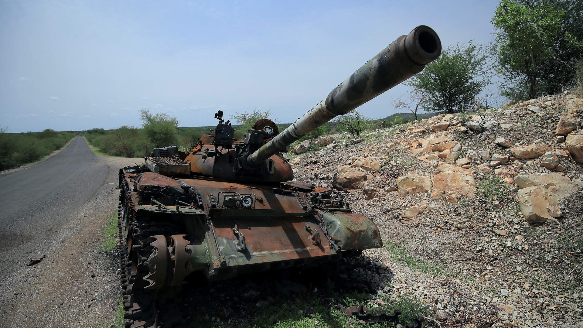 Ein beschädigter Panzer an einer Straßen in der äthiopischen Krisenregion Tigray | REUTERS