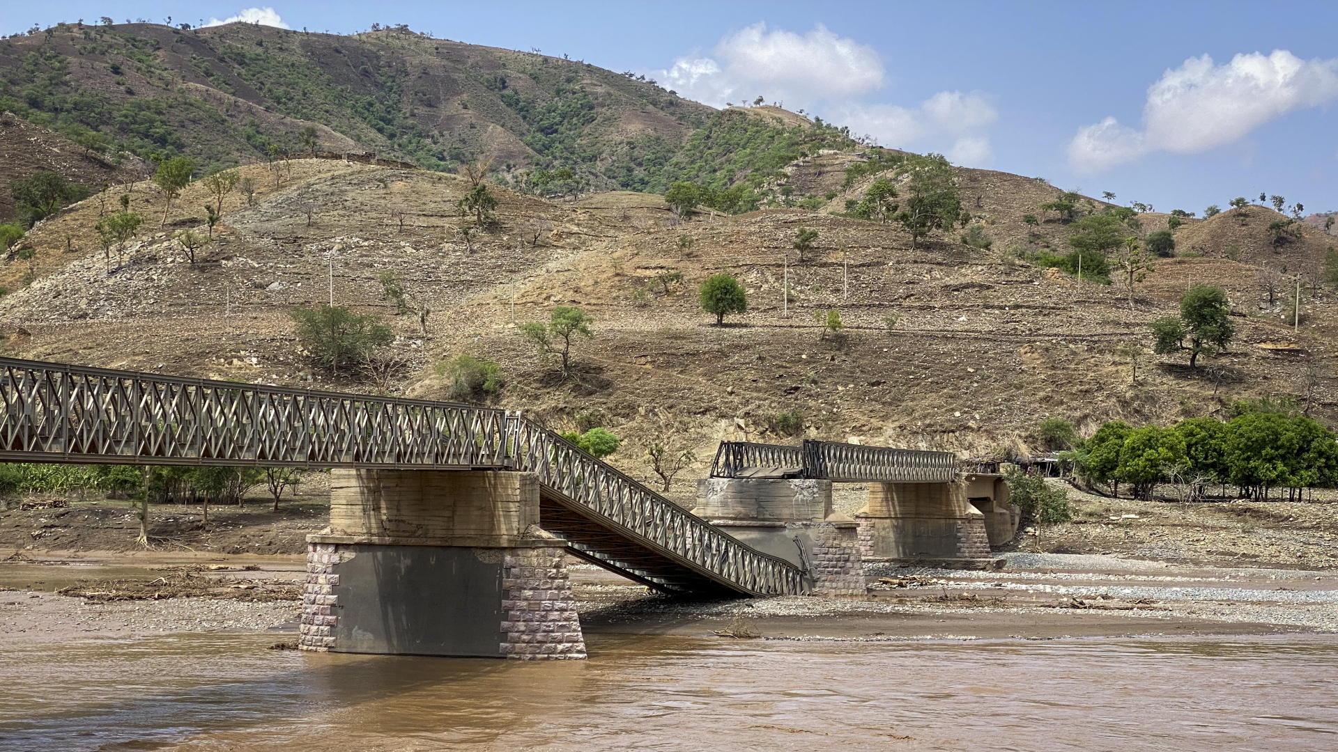 Die Brücke, die über den Fluss Tekeze in der Region Tigray führt, ist zerstört. | dpa