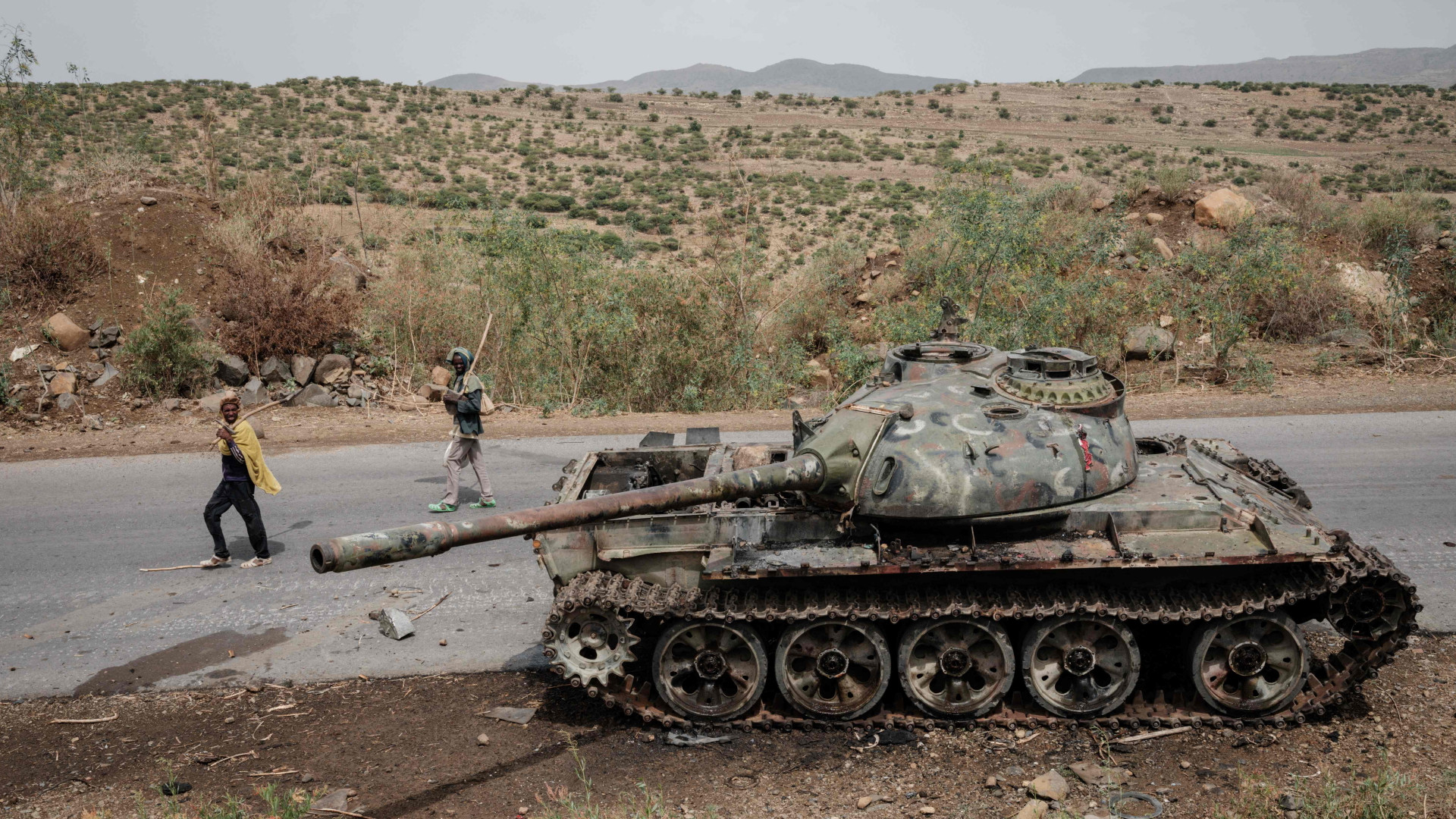 Ein zerstörter Panzer liegt am Rand einer Straße in der äthiopischen Region Tigray. (Archivbild Juni 2021) | AFP