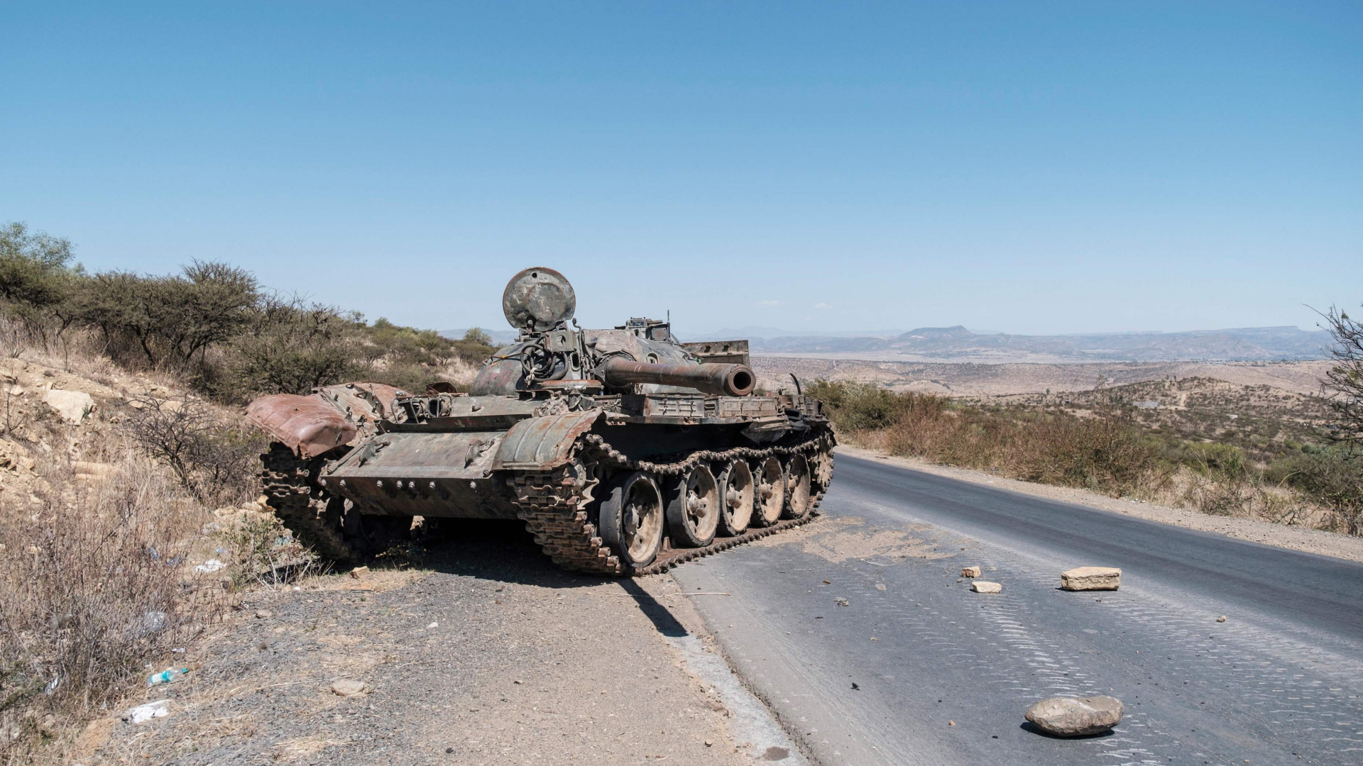 Ein zerstörter Panzer liegt am Rand einer Straße in der äthiopischen Region Tigray. (Archivbild Februar 2021) | AFP