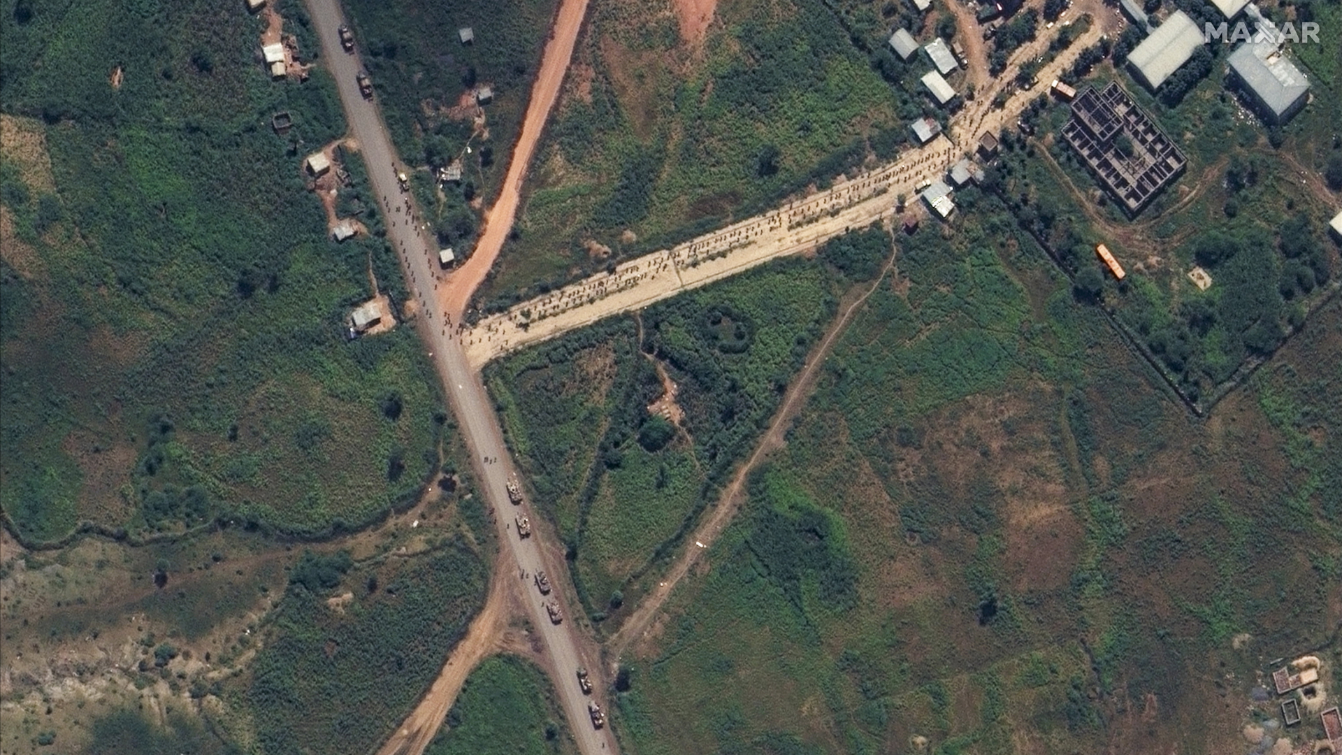 Auf dem Satellitenbild einer privaten Firma sind Militärfahrzeuge in der Stadt Scheraro zu sehen (Bild von September 2022). | AP