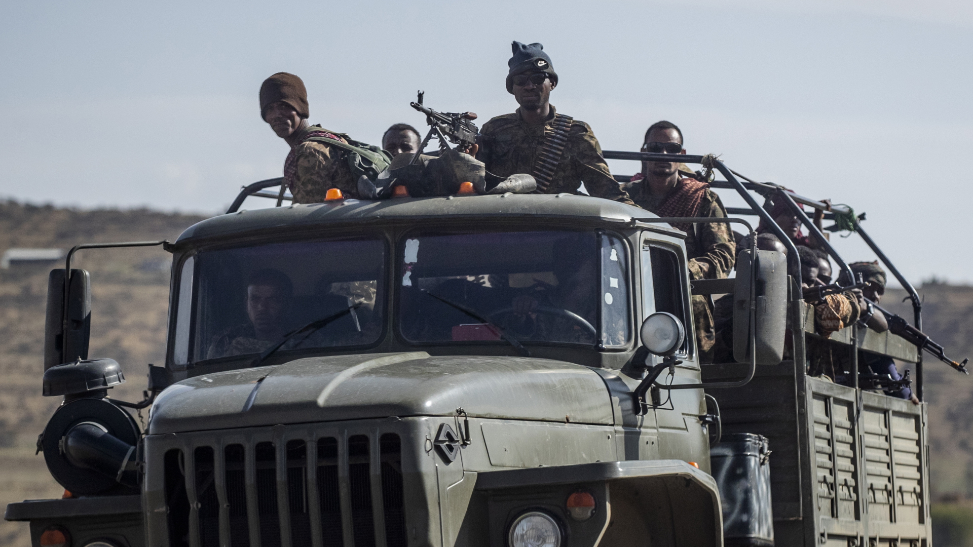 Äthiopische Regierungssoldaten fahren im Mai 2021 auf der Ladefläche eines Militär-Lastwagens auf einer Straße in der Nähe von Agula in der Region Tigray | dpa