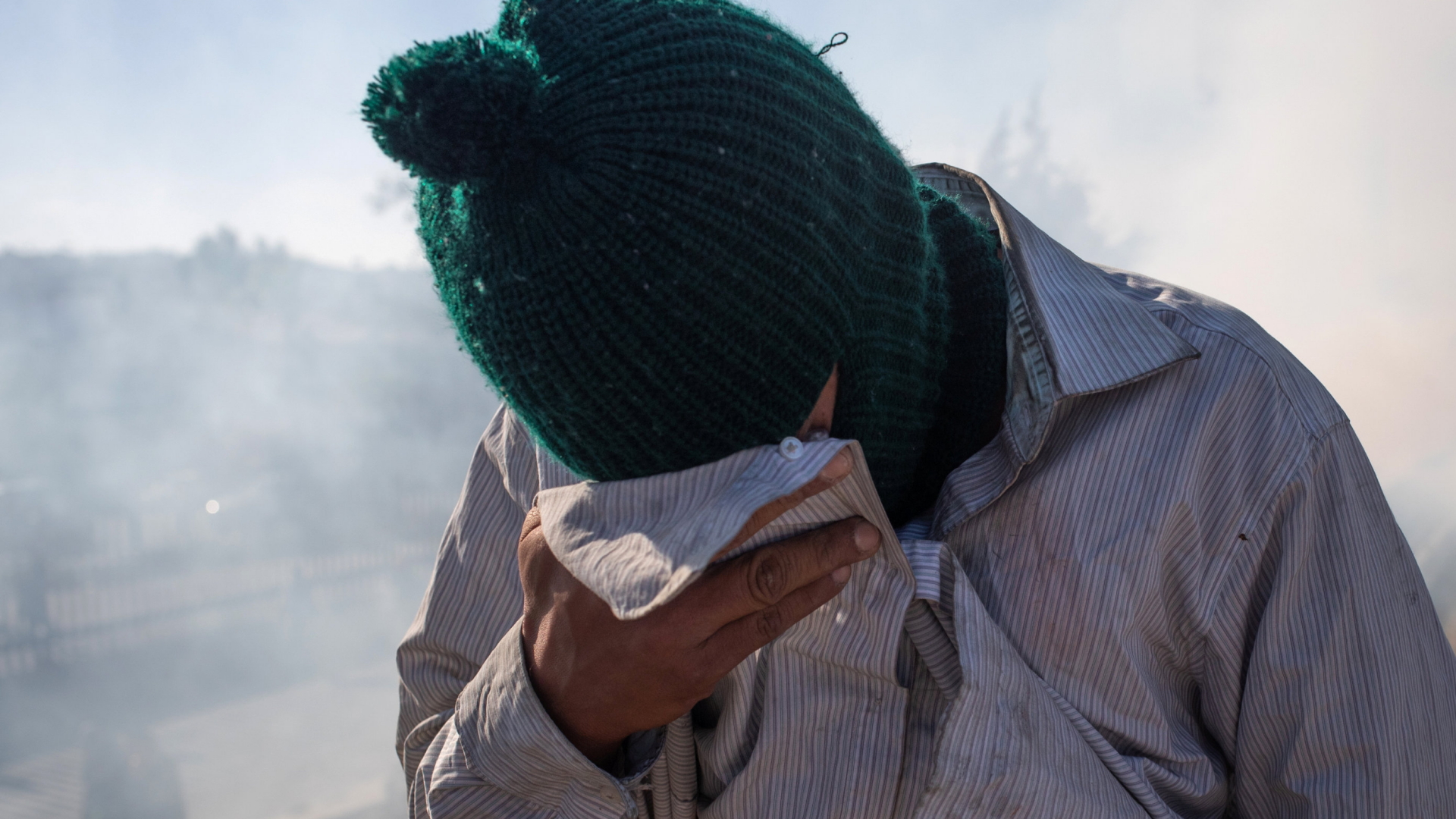 Mittelamerikanischer Migrant nach Tränengaseinsatz an der Grenze zwischen Mexiko und den USA