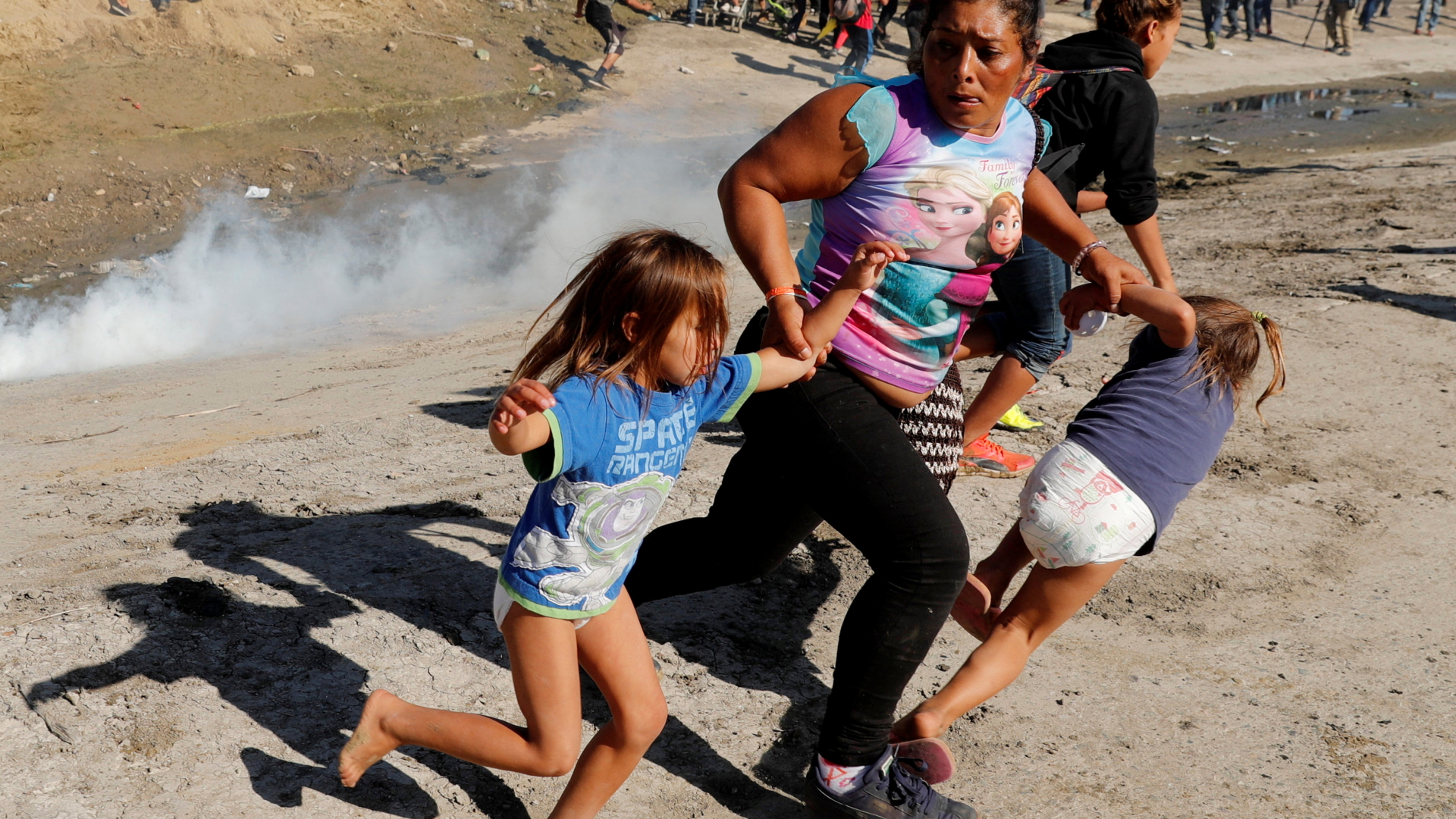 Mutter mit Töchtern nach Tränengaseinsatz an der Grenze zwischen Mexiko und den USA | Bildquelle: REUTERS