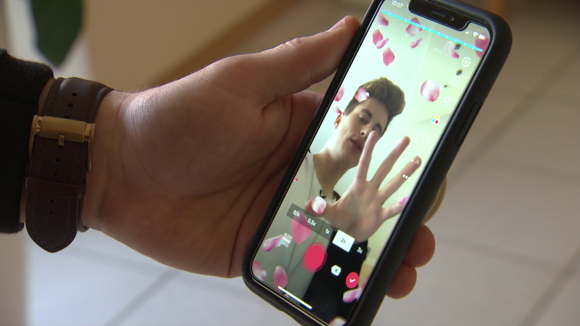 Ein Teenager zeigt ein Foto, das er mit der Tik Tok-App bearbeitet hat | Barbara Jung