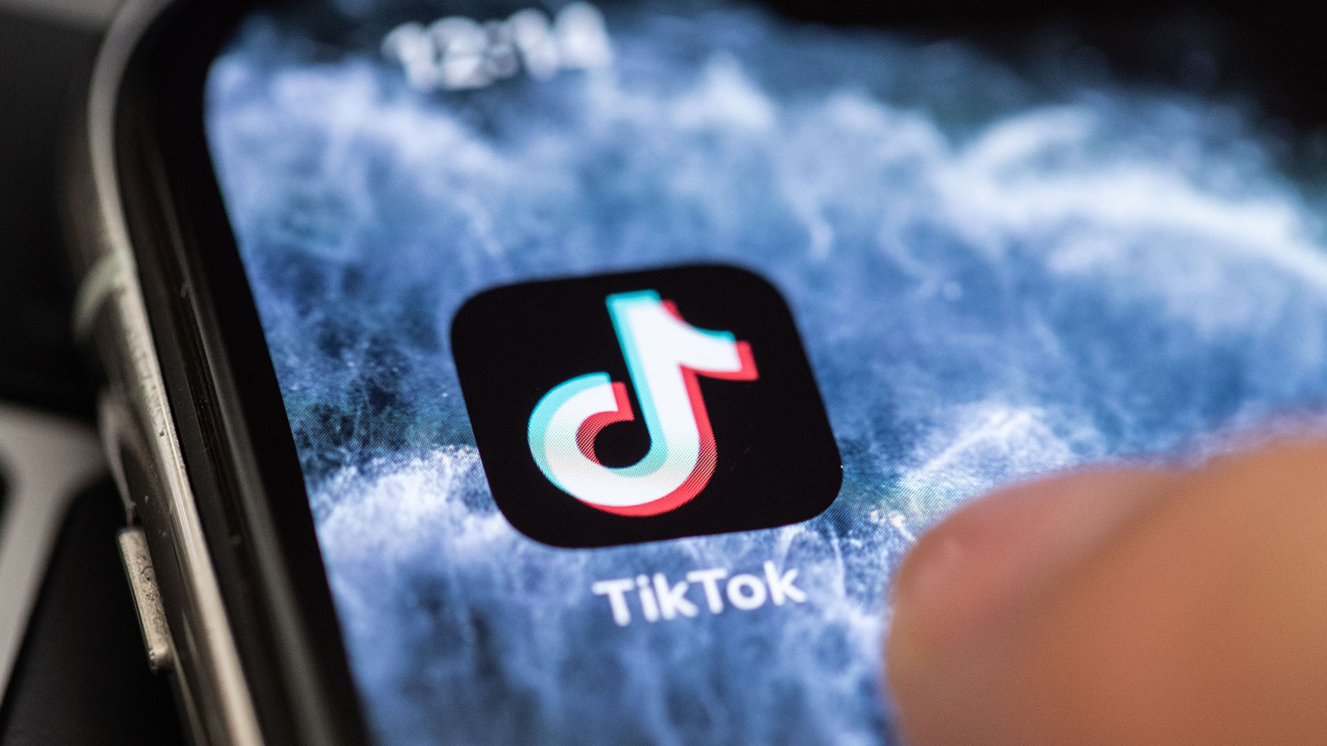 TikTok-Logo auf einem Smartphone-Bildschirm | HAYOUNG JEON/EPA-EFE/Shutterstoc